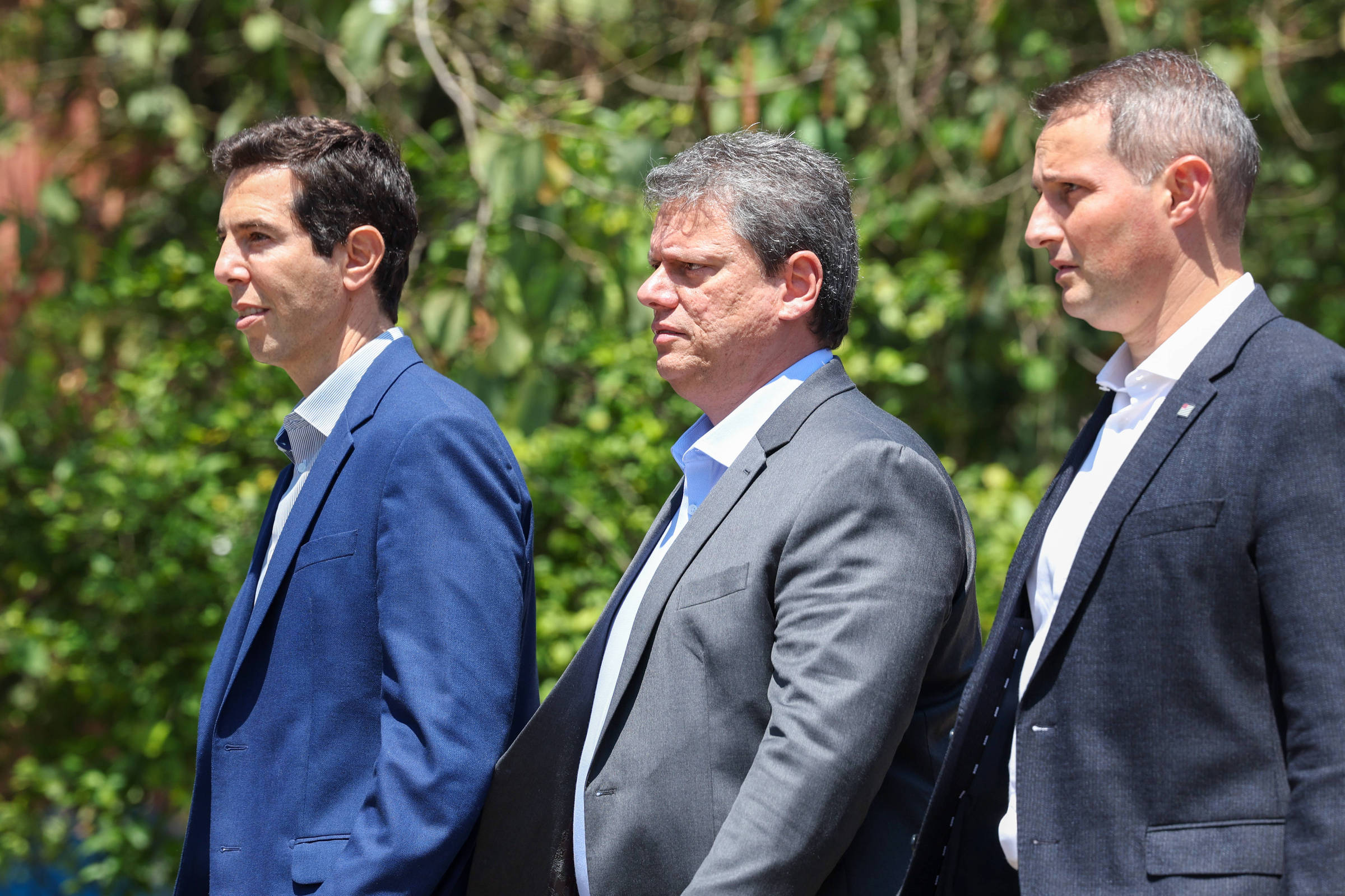 Gestão Tarcísio implementa escolas cívico-militares sem policiais militares Governador Tarcísio de Freitas ao lado dos secretários Renato Feder (Educação) e Guilherme Derrite (Segurança Pública) (Foto: Danilo Verpa - 23.out.2023/Folhapress)