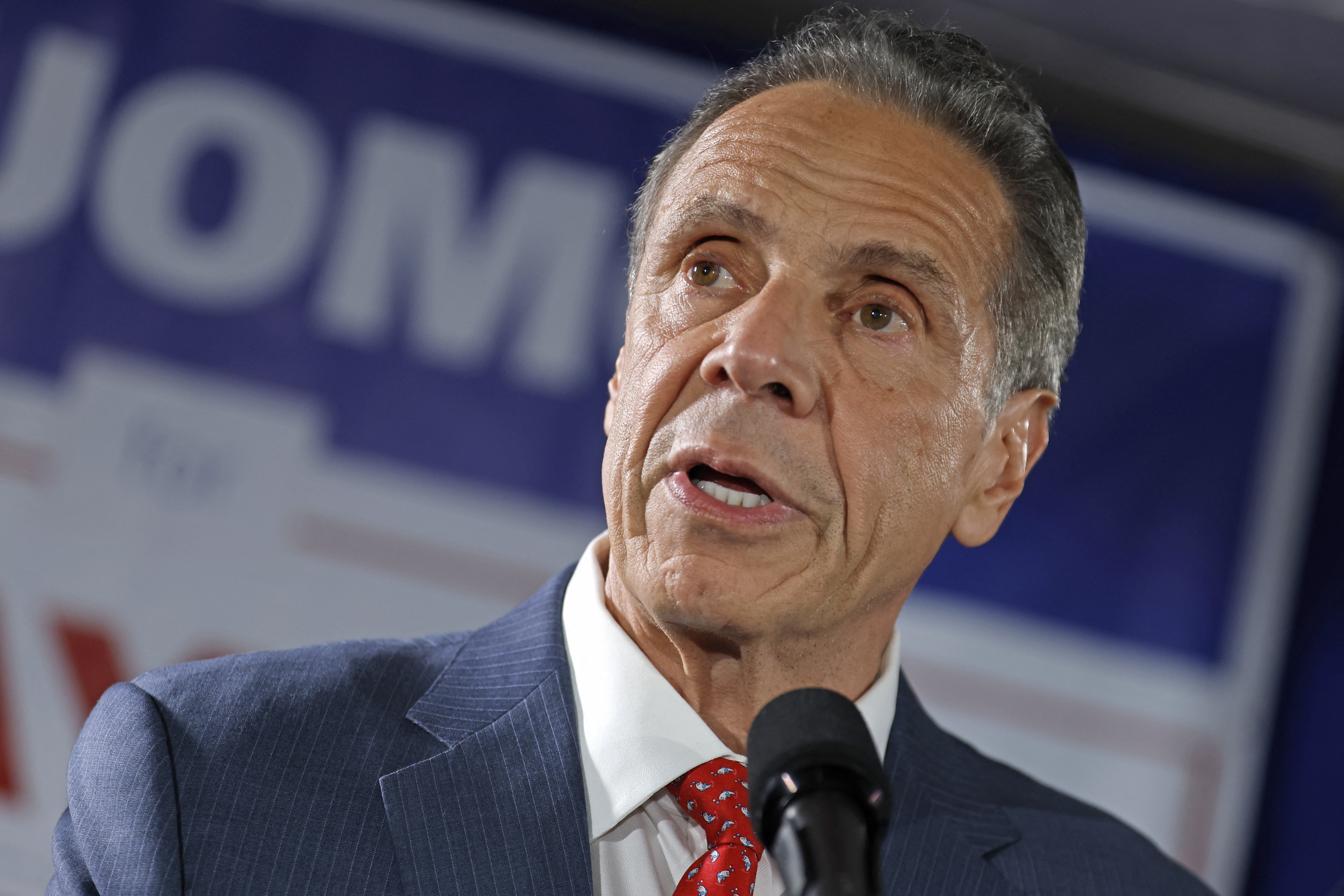 Figuras do mundo da arte apoiam campanhas de Cuomo e Mamdani para a prefeitura Andrew Cuomo, ex-governador de Nova York, anunciou que irá concorrer como candidato de um terceiro partido após perder a primária democrata para Zohran Mamdani. (Foto: JOHN LAMPARSKI/AFP via Getty Images)