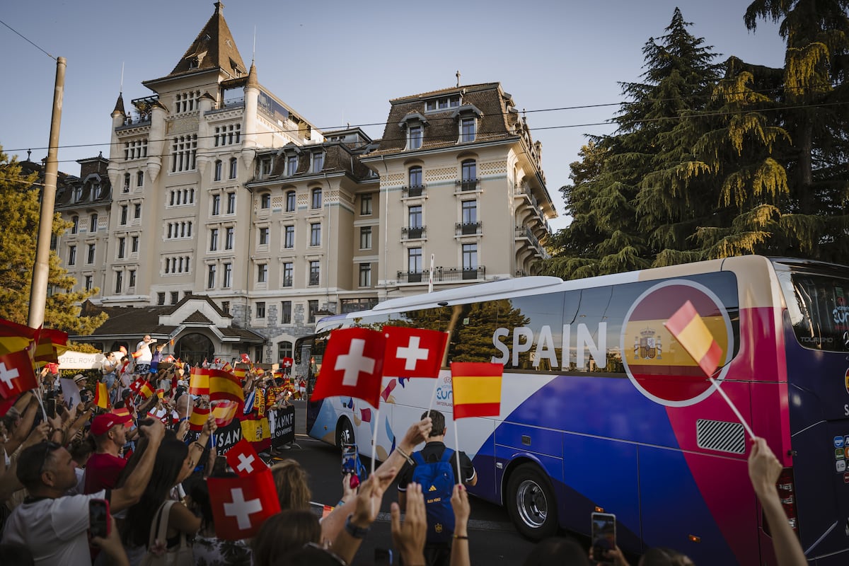 As jogadoras da Espanha chegam com o ônibus da seleção ao hotel de Lausanne entre aficionados. (Foto: GABRIEL MONNET/EFE)