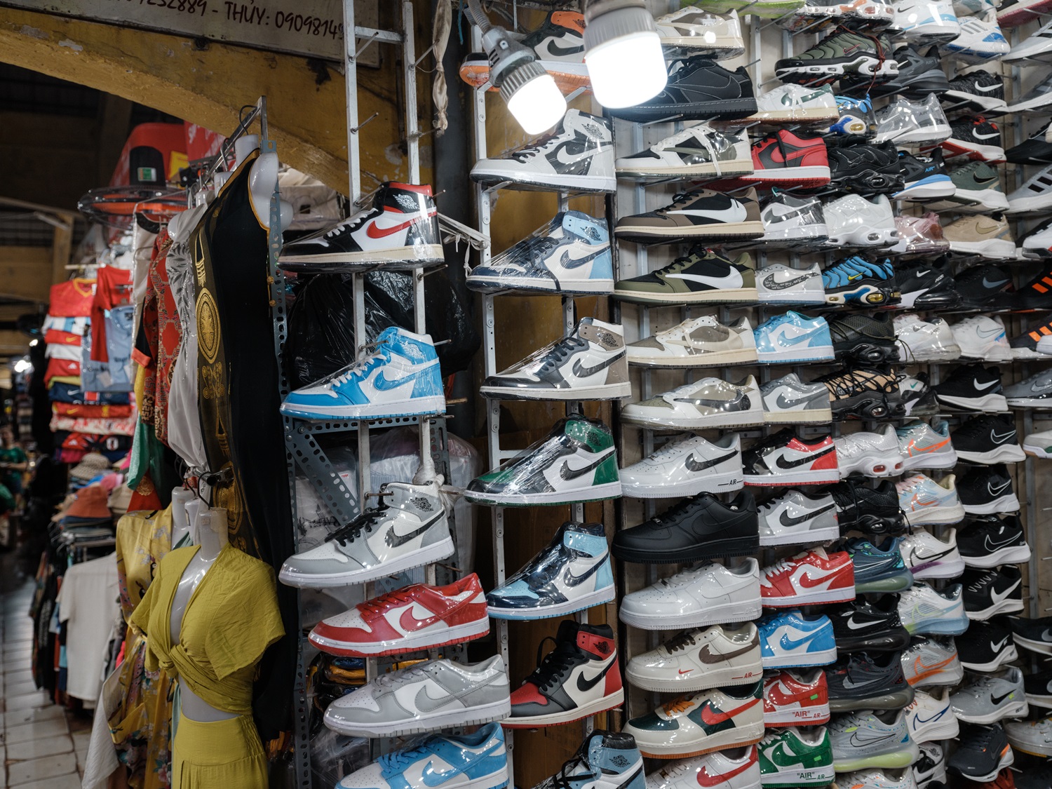 Nike registra alta nas ações após novo acordo comercial de Trump com o Vietnã Tênis da marca Nike à venda em barraca de mercado em Ho Chi Minh City, Vietnã, na sexta-feira, 11 de abril de 2025. Vietnã e EUA concordaram em iniciar negociações para um acordo comercial “recíproco”, com o avanço ocorrendo poucas horas após Donald Trump anunciar uma pausa de 90 dias nas tarifas elevadas. (Foto: Linh Pham/Bloomberg)