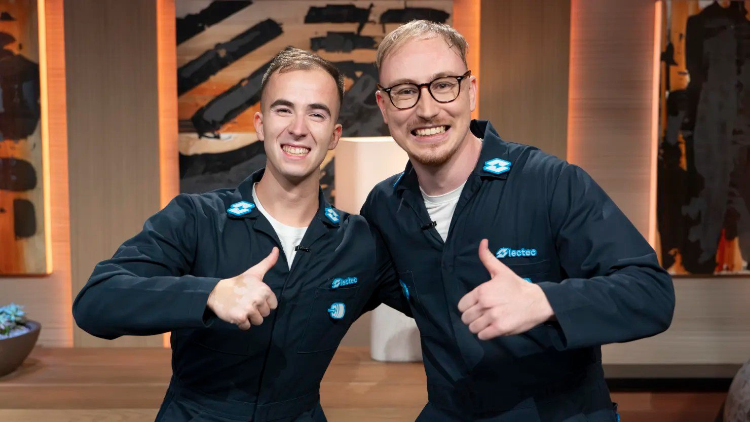 Universitário transforma hobby em negócio e fatura US$ 300 mil com venda Luke St. Amand (à esquerda) e Jared Ebersole no “Shark Tank” da ABC (Foto: Disney/Christopher Willard)