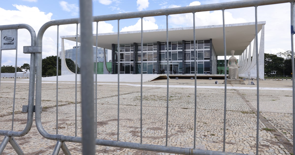 Fachada do prédio principal do STF protegida por grades (Foto: Wilton Junior/Estadão)