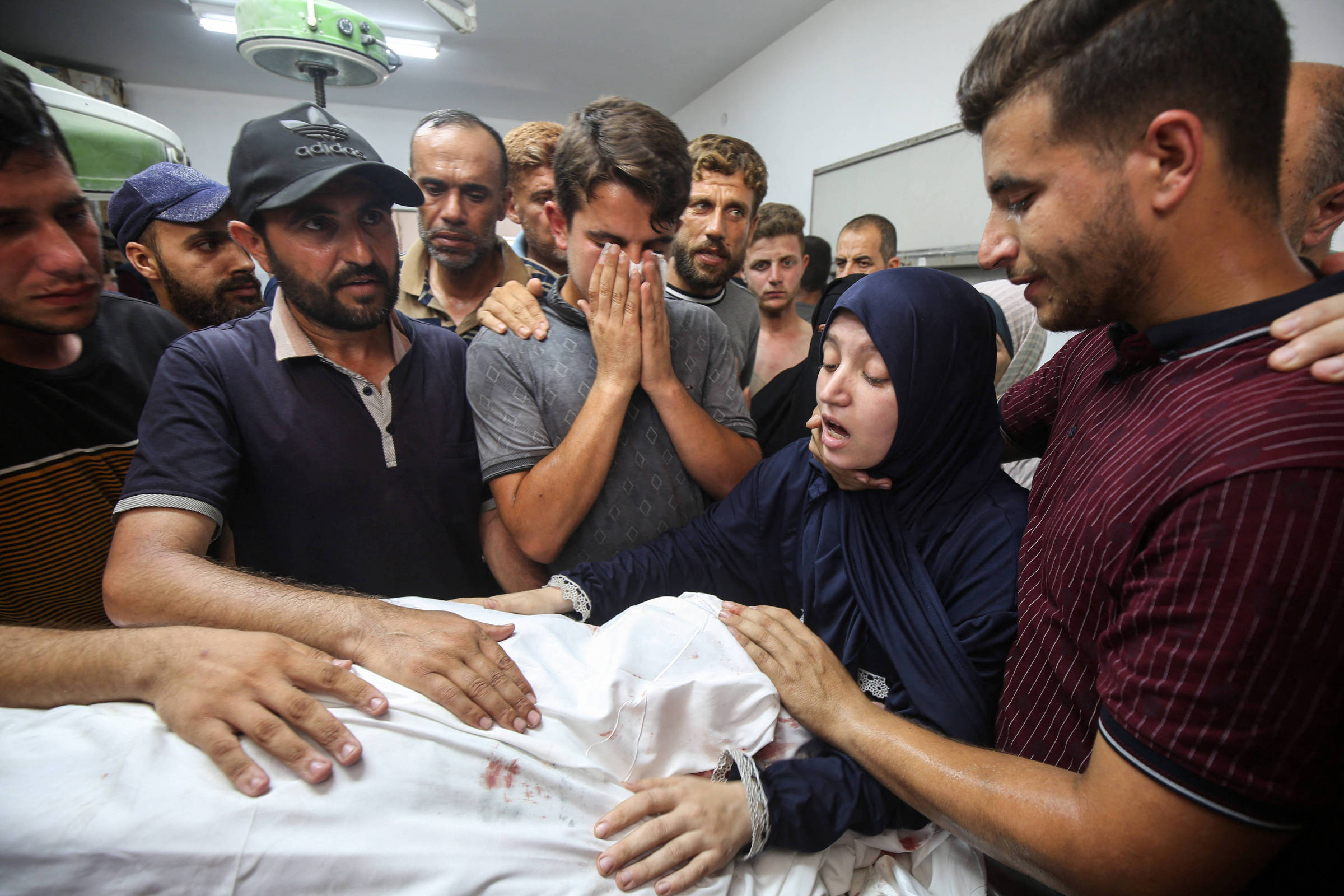 Morte de médico em Gaza gera comoção na comunidade de saúde internacional Palestinos lamentam a morte do médico Marwan al-Sultan, diretor do Hospital Indonésio no norte da Faixa de Gaza (Foto: Mahmoud Issa/Reuters)