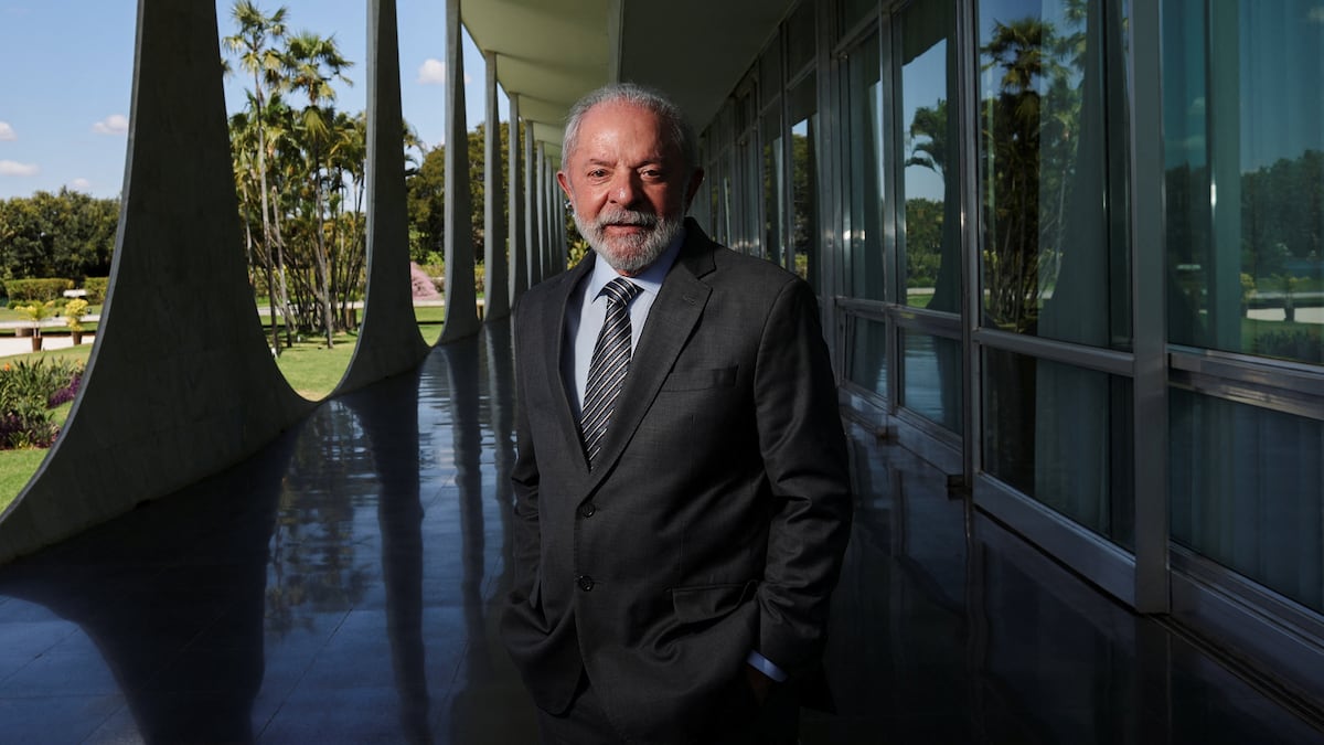 O presidente Lula posa em sua residência, o Palácio da Alvorada, em Brasília, este quarta-feira. (Foto: Adriano Machado/REUTERS)