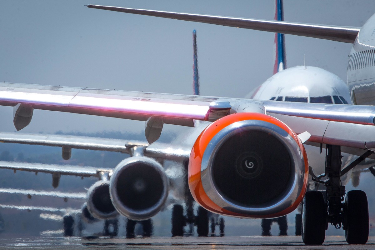 Brasil avança em ranking de aeroportos com foco em eficiência e tecnologia Aviões em fila, no aeroporto de Brasília (Foto: André Coelho/Agência O Globo)