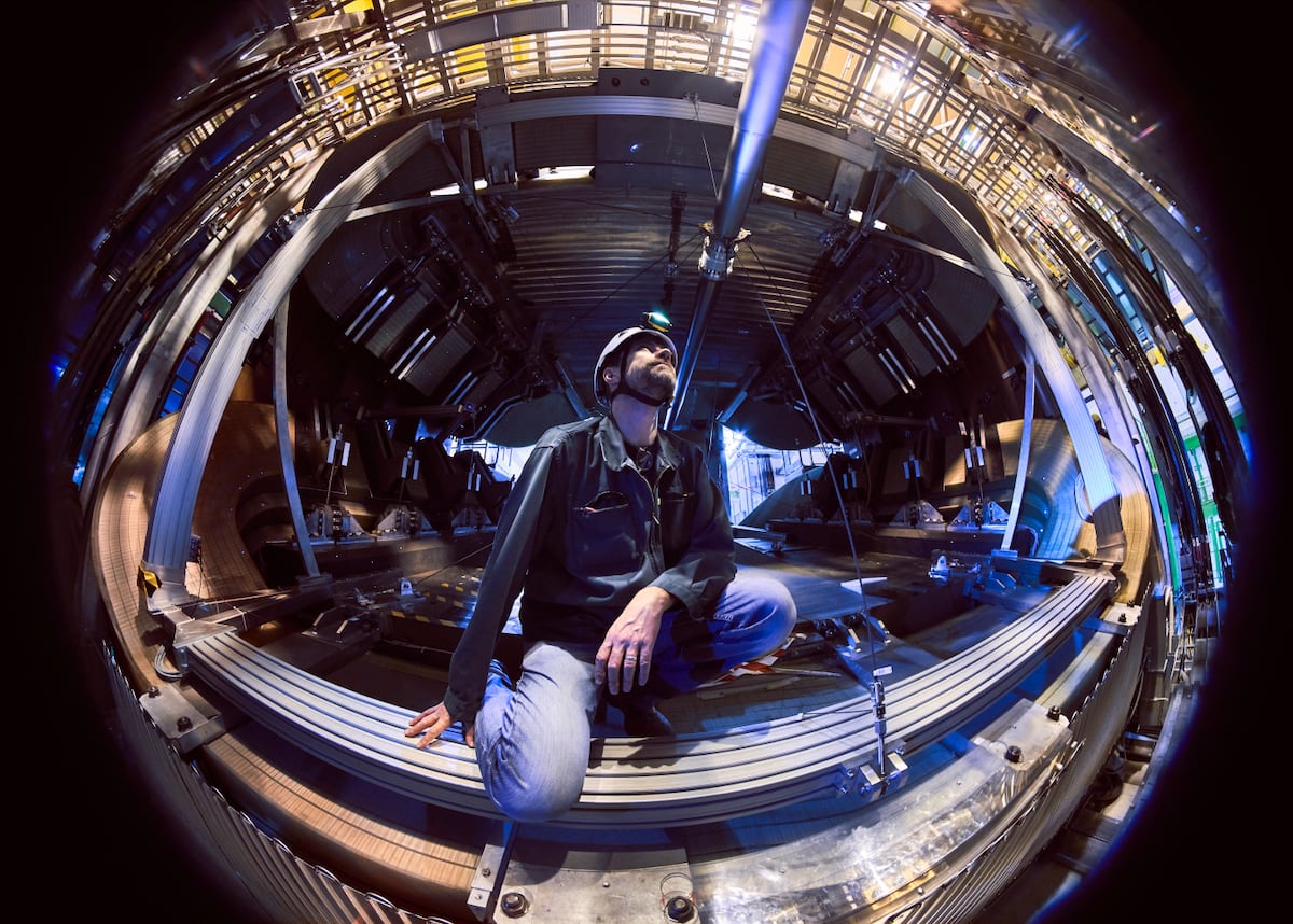 Acelerador de partículas revela desequilíbrio entre matéria e antimateria Um operário revisa as instalações do experimento LHCb em 2018. (Foto: CERN)