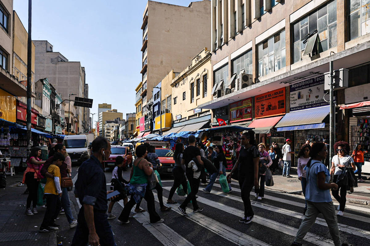 EUA buscam manter Brasil como fornecedor de matérias-primas e dependente tecnológico Pedestres na rua 25 de Março nesta quarta-feira (16) (Foto: Rafaela Araújo/Rafaela Araújo/Folhapress)