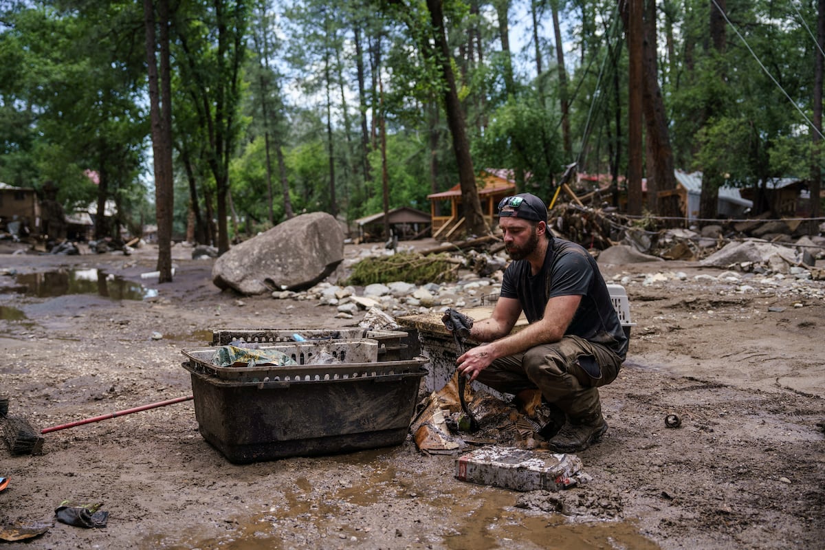 Inundação histórica em Nuevo México provoca três mortes e devastação significativa Um homem resgata suas pertenças anegadas de seu apartamento, inundado pelas cheias repentinas do rio Ruidoso, nesta quarta-feira em Novo México. (Foto: 7XLVHWMJTILOUNZ7U6Q2VEOYGU)