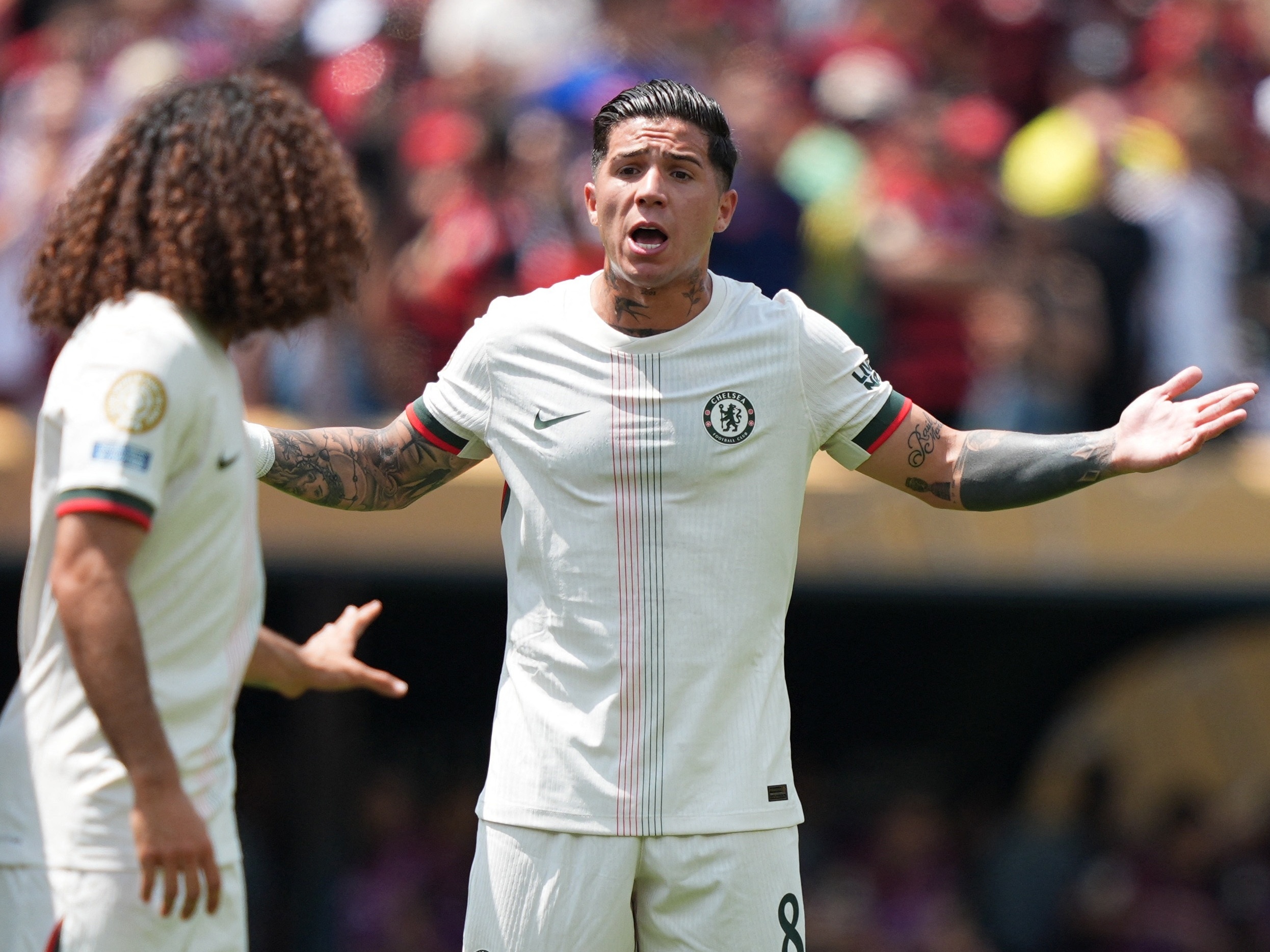 Enzo Fernandez reclama com Cucurella durante derrota do Chelsea para o Flamengo, no Mundial (Foto: Kyle Ross/Reuters)
