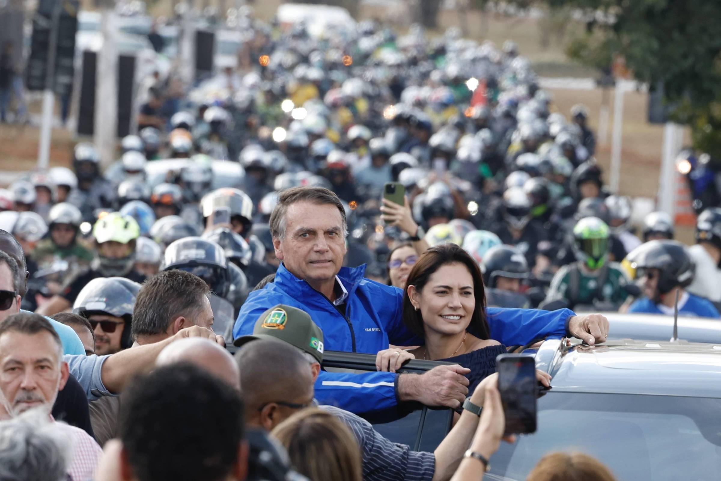 Bolsonaro lidera motociata em Brasília, mas não faz discurso durante ato de apoio O ex-presidente Jair Bolsonaro participa de motociata na Granja do Torto, em Brasília (Foto: Pedro Ladeira/Folhapress)