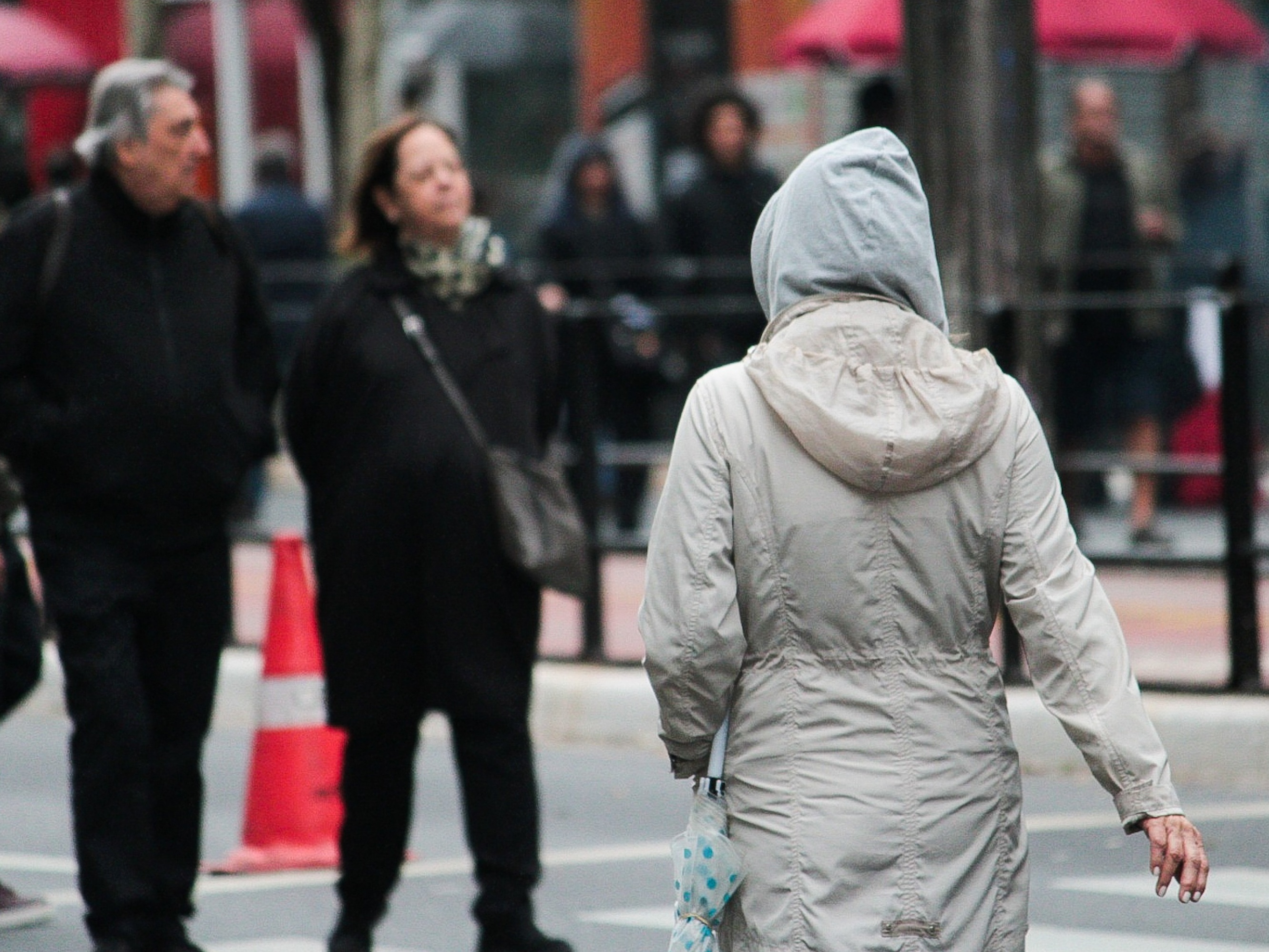 Frio intenso atinge São Paulo e registra manhã mais gelada em nove anos Pedestres se protegem do frio na Avenida Paulista, região central de São Paulo (Foto: Gabriel Silva/Ato Press/Estadão Conteúdo)