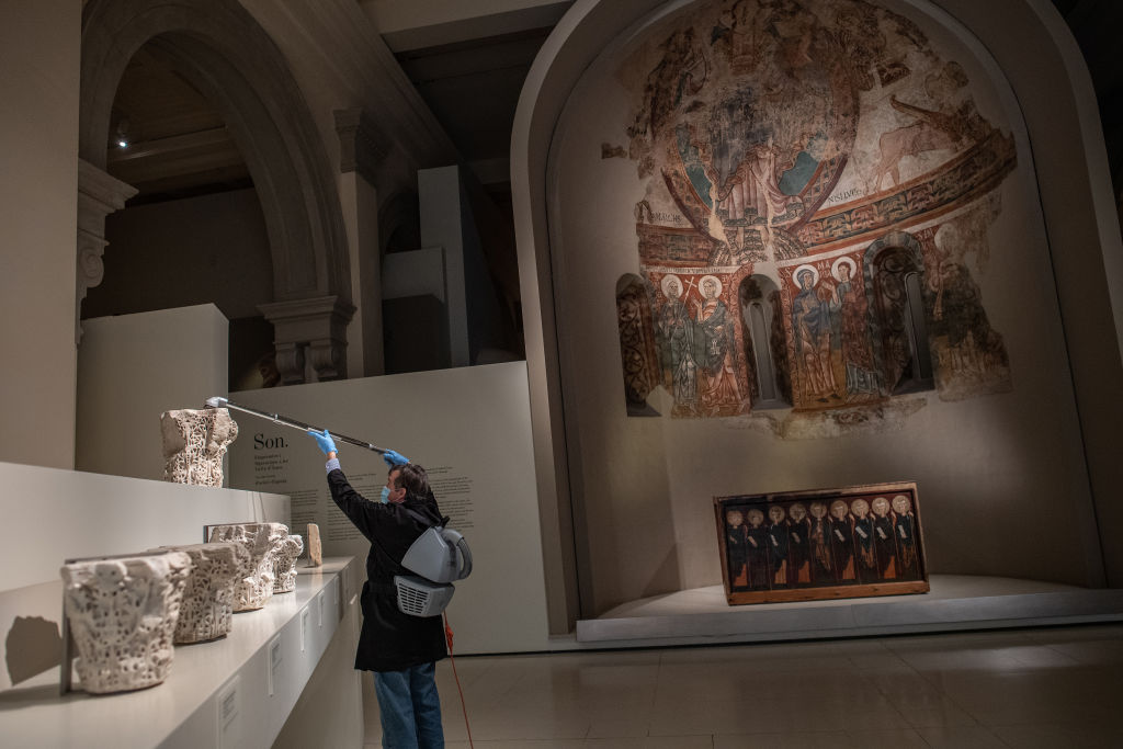 Protestos marcam inspeção das pinturas de Sijena pela equipe de Aragão Uma restauradora aspira obras-primas da arte românica no Museu Nacional de Arte da Catalunha (MNAC). (Foto: David Ramos/Getty Images)