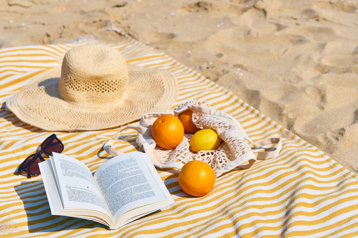 Catorze livros deliciosos para saborear nas férias de verão Ler na praia sabe melhor (Foto: Imazins (Getty Images/ImaZinS RF))