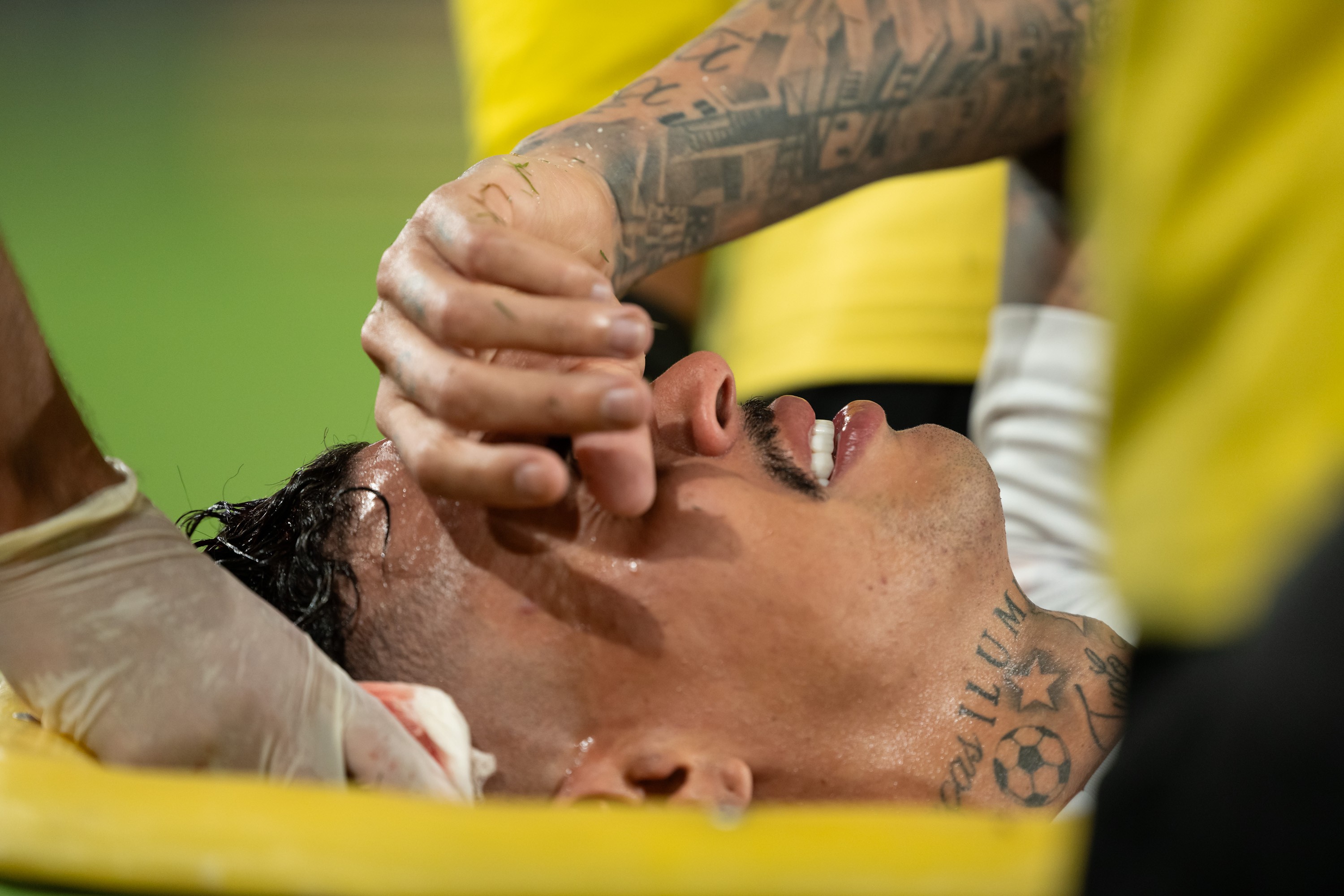 Volante do Inter sofre trauma craniano após choque de cabeça em partida