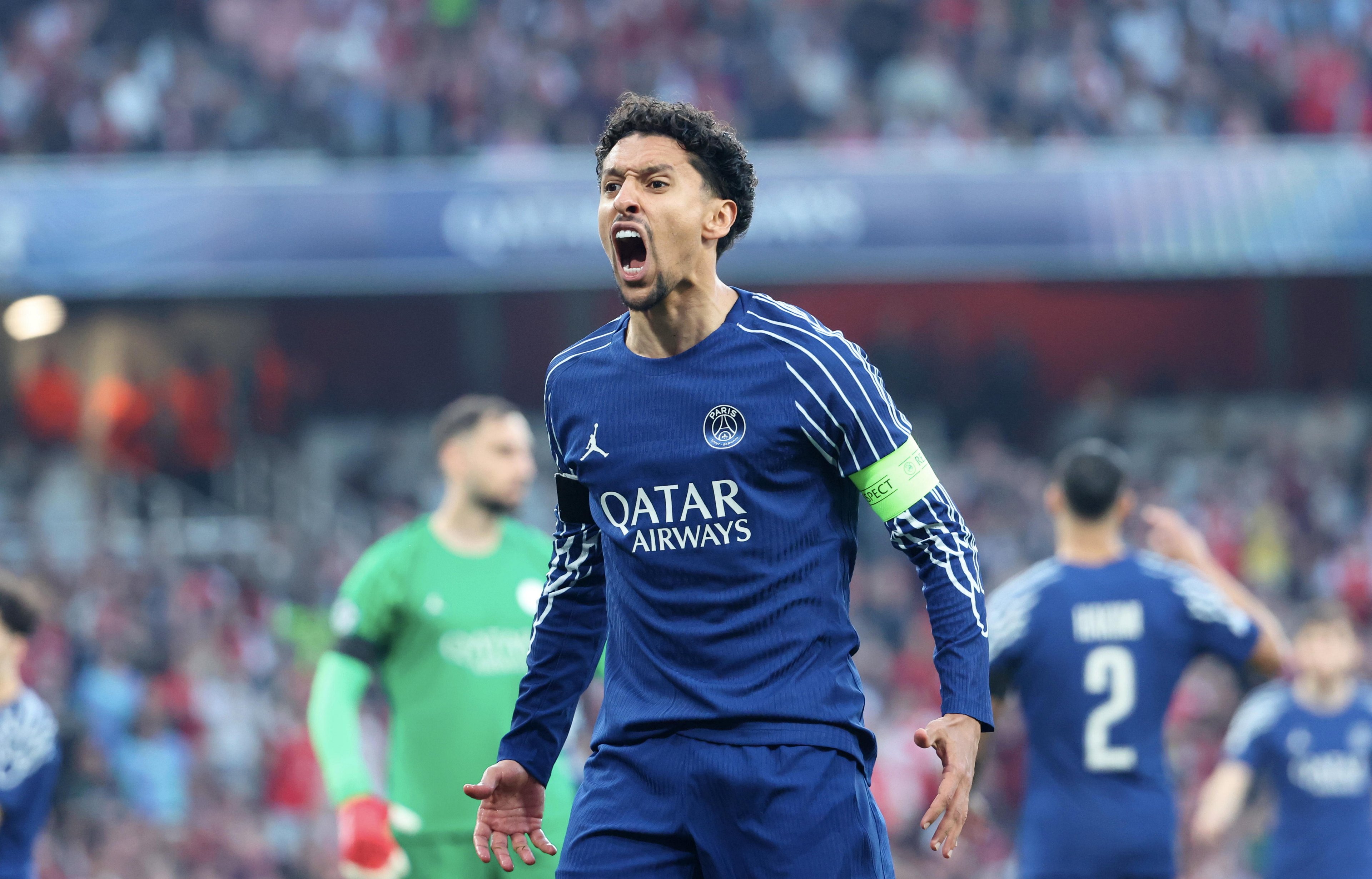 Brasileiros do Chelsea e PSG disputam título no Mundial de Clubes 2025 Capitão Marquinhos #5 do Paris Saint-Germain celebra o primeiro gol de sua equipe durante a partida de ida da semifinal da UEFA Champions League 2024/25 entre Arsenal FC e Paris Saint-Germain no Emirates Stadium em 29 de abril de 2025, em Londres, Inglaterra. (Foto: Xavier Laine/Getty Images)