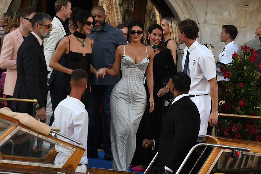 Kylie Jenner é criticada por vestido "quase branco" em casamento de Bezos Kylie Jenner (Foto: Getty Images)