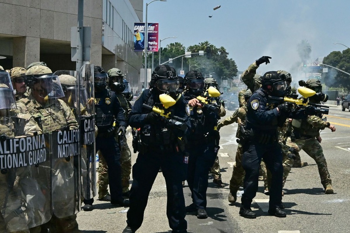 Trump ordenou o envio da Guarda Nacional para combater os protestos contra a política anti-migratória em Los Angeles (Foto: Frederic J. Brown / AFP)
