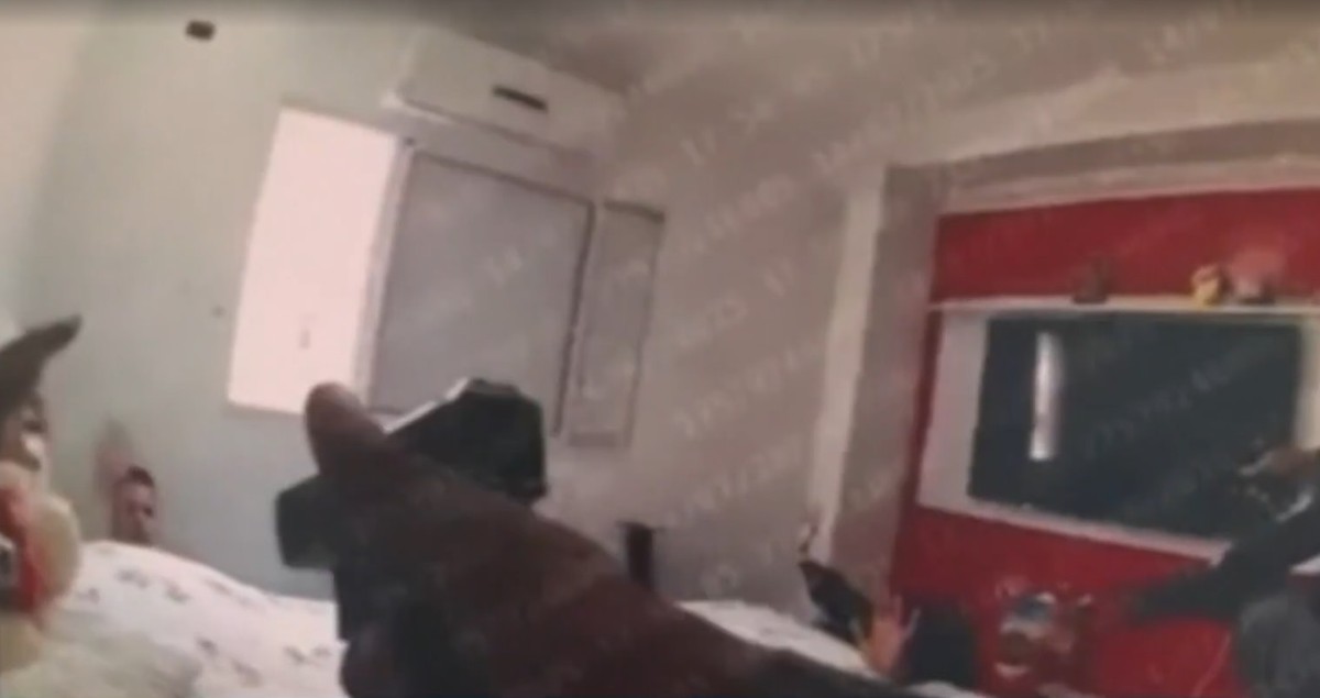 Letalidade policial em SP cresce enquanto apenas 2% dos PMs são condenados Imagens de câmeras corporais de PM registraram momento em que agente atira em suspeito que já estava rendido (Foto: Reprodução/TV Globo)