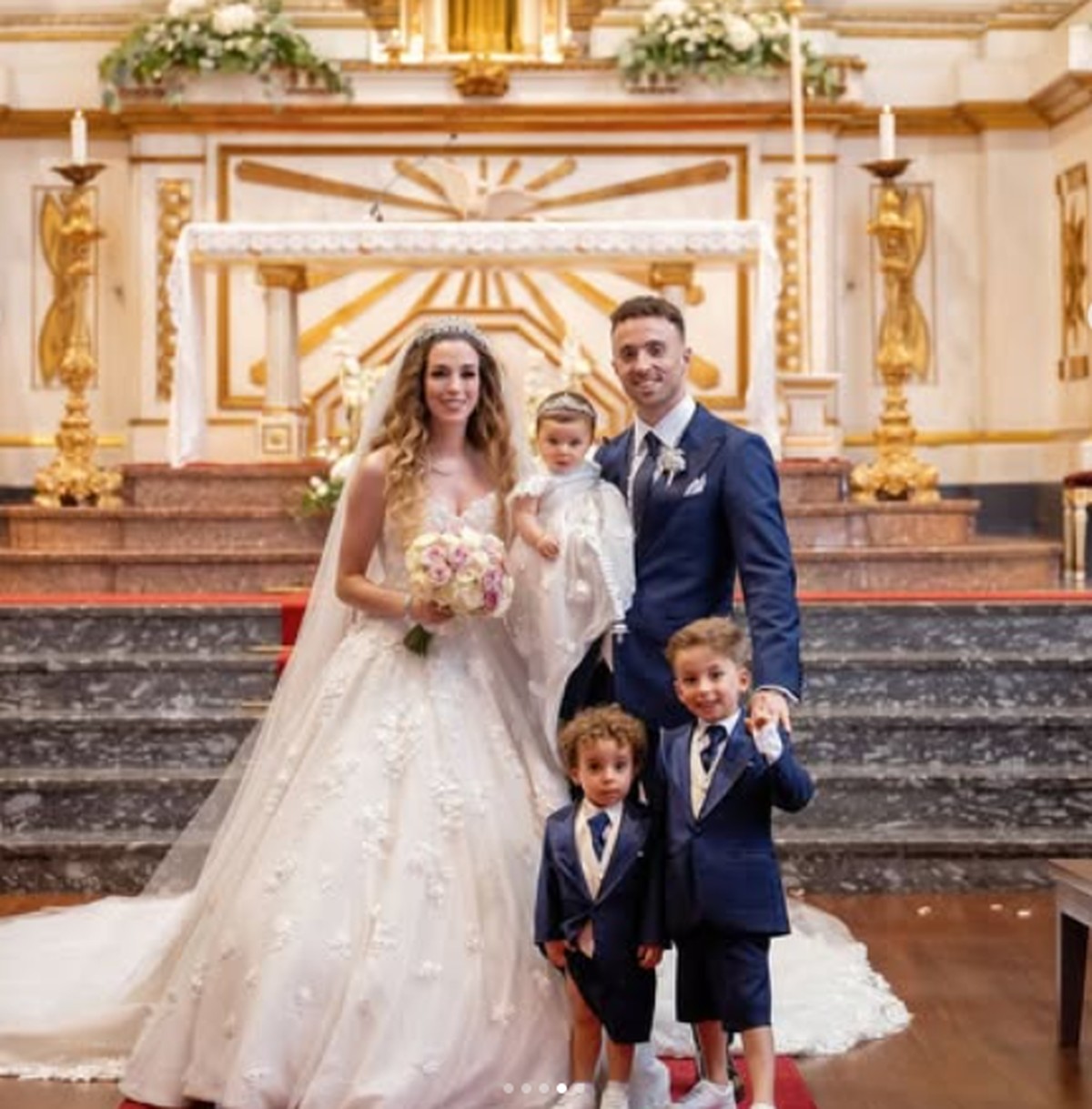 Viúva de jogador pode herdar fortuna de até R$ 260 milhões após falecimento Diogo Jota posa com a mulher, Rute, e os três filhos em casamento (Foto: Instagram)