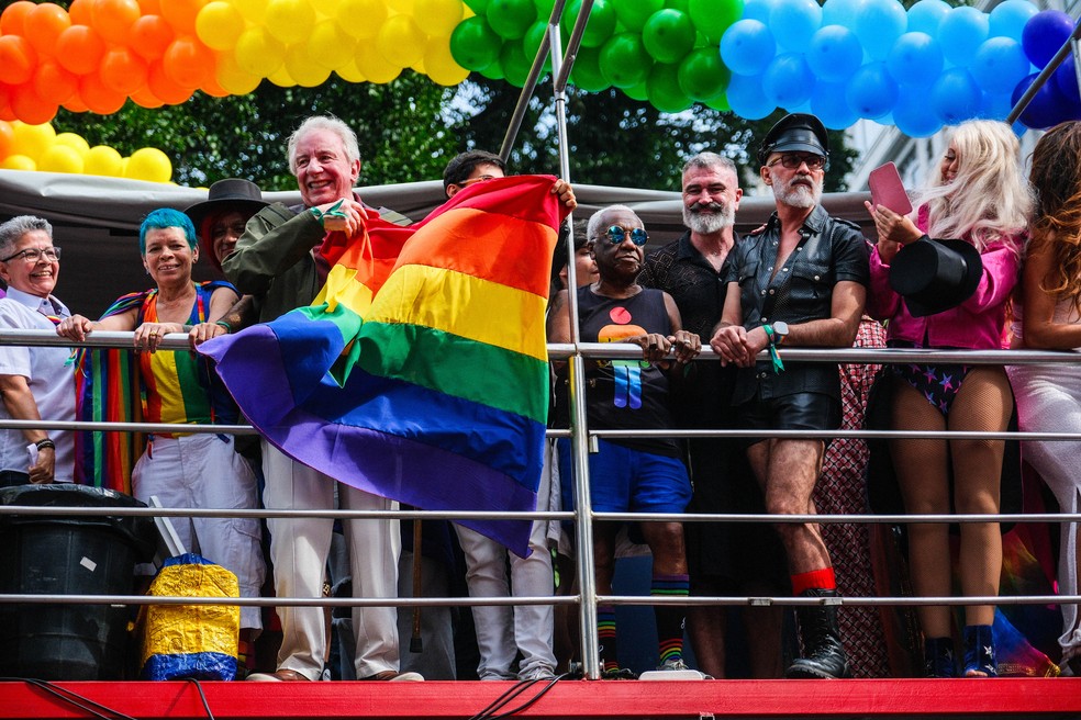 Parada LGBT celebra envelhecimento com leques, hino e grande multidão Marco Nanini na Parada LGBT+ de SP. (Foto: Luiz Franco/ g1)
