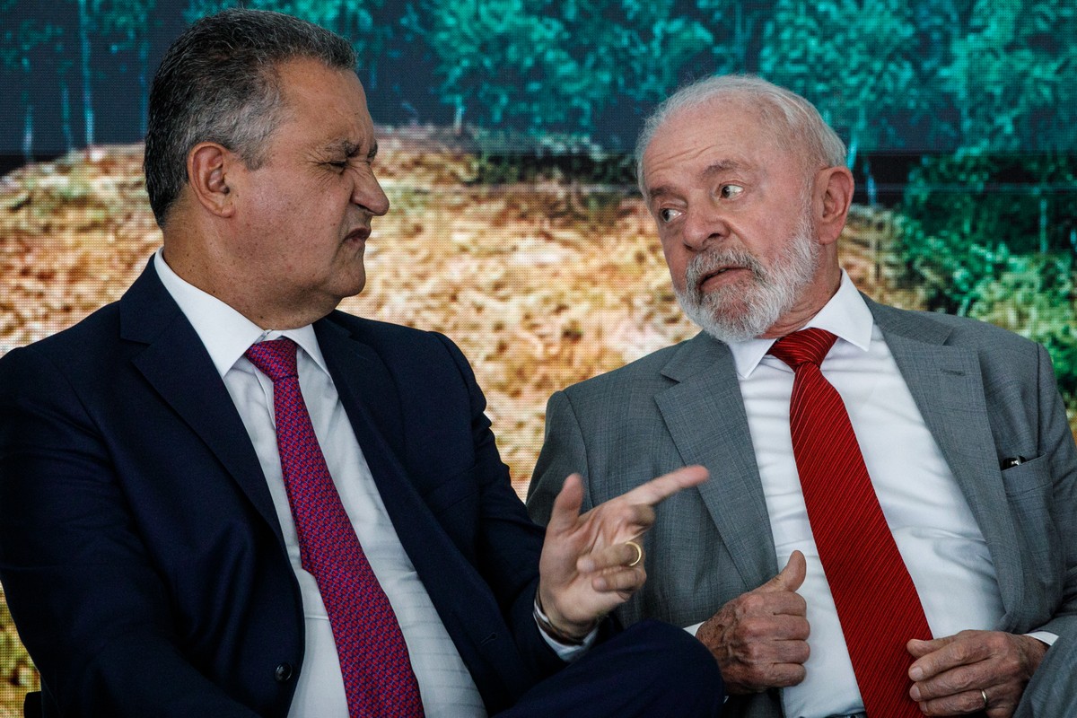 Rui Costa defende decreto do IOF como legal e dentro dos limites do Legislativo Presidente Lula e Rui Costa na Cerimônia de assinatura do contrato de concessão da BR-381 (Foto: Brenno Carvalho / Agência O Globo)