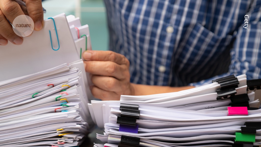 NIH continua a avaliar concessões de forma ilegal, decide juiz Revisores de concessões do Instituto Nacional de Saúde dos EUA ainda estão seguindo diretrizes de triagem que um juiz declarou ilegais. (Foto: Getty)