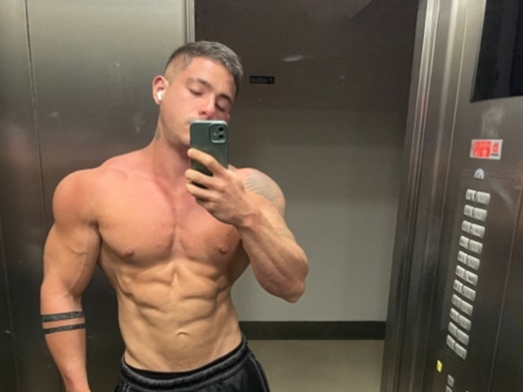 Fisiculturista agride namorada em apartamento e foge para Santos Fisiculturista Pedro Garcia foi preso em Santos (Foto: Reprodução)