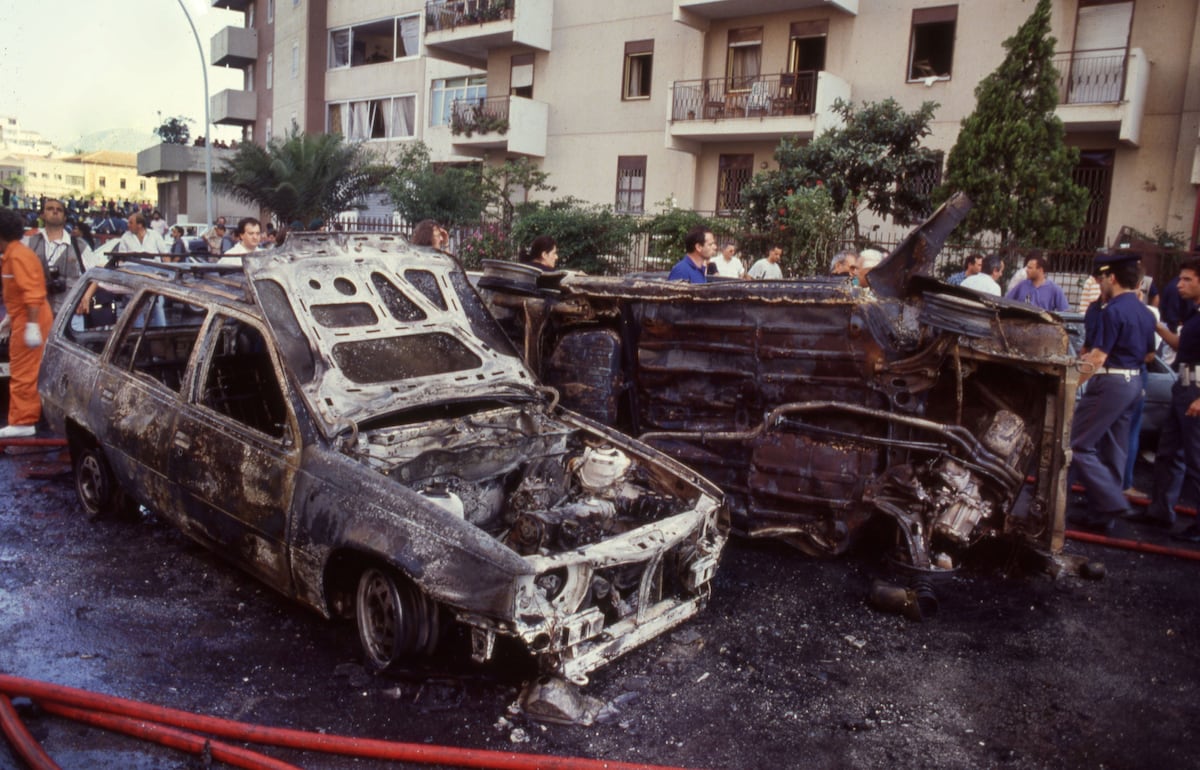A cultura expõe a verdade sobre a máfia e quebra o silêncio histórico O lugar do atentado contra o juiz Paolo Borsellino e seus escoltas, em Via D'Amelio, Palermo, após a explosão, em 19 de julho de 1992. (Foto: Tony Gentile/Reuters)