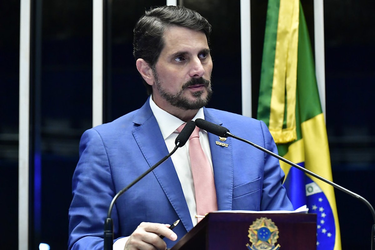 Senador desrespeita decisão do STF e deixa o Brasil em julho