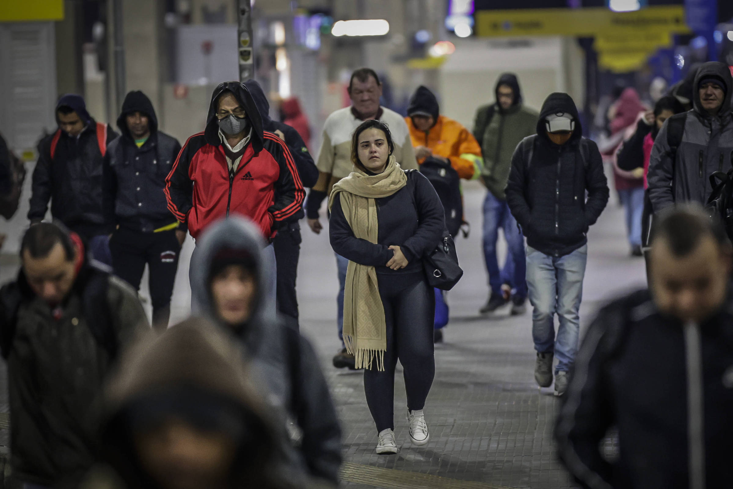 São Paulo terá manhãs frias e dias ensolarados nesta semana Movimentação no terminal de ônibus Vila Sônia, em São Paulo, durante madrugada fria (Foto: Bruno Santos - 25.jun.25/Folhapress)