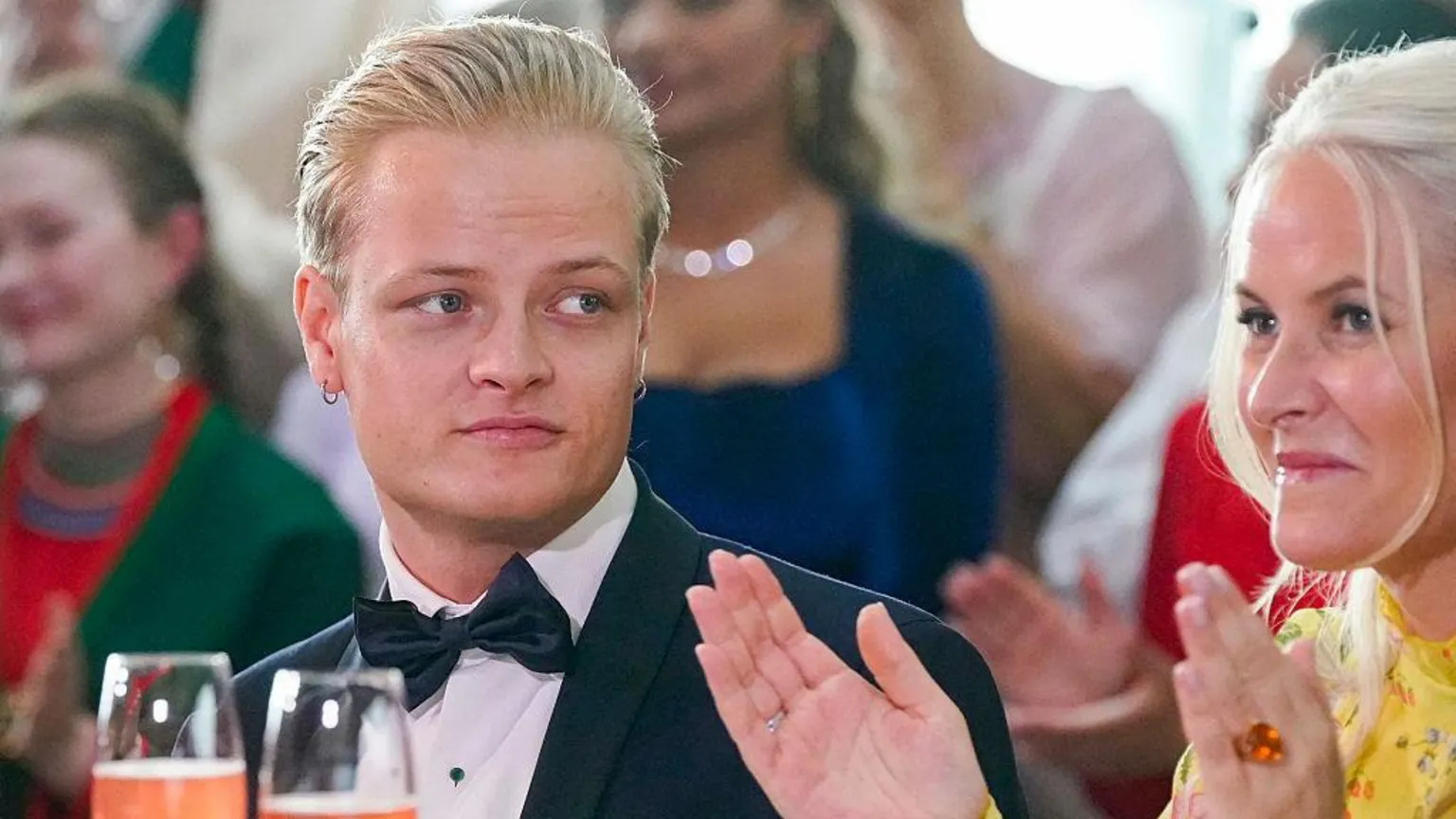 Filho da princesa herdeira da Noruega é acusado de estupro pela polícia Marius Borg Høiby sentado ao lado de sua mãe, a princesa herdeira norueguesa Mette-Marit, em um evento em 2022 (Foto: Getty Images)
