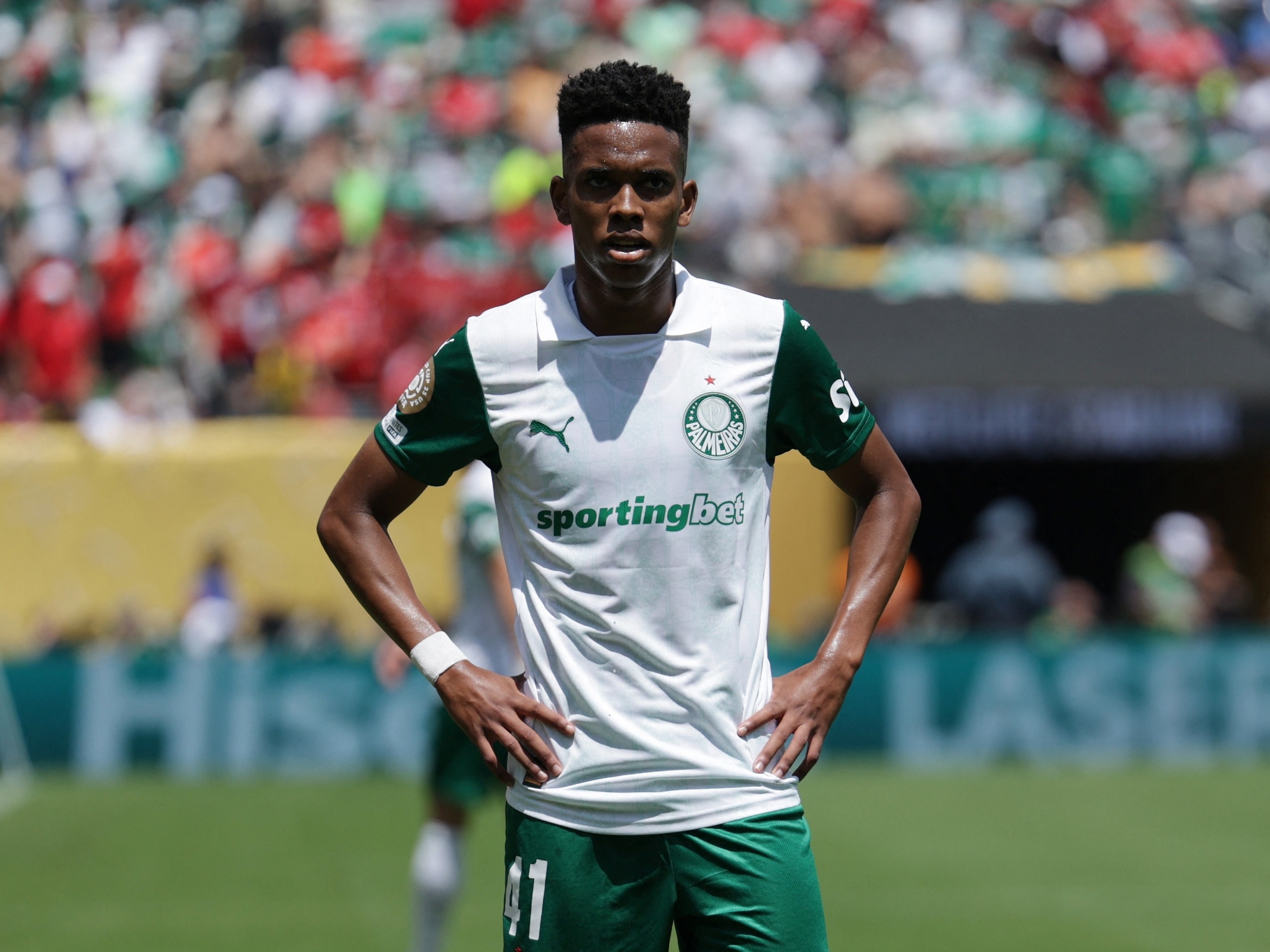 Estêvão se destaca como nova esperança do Brasil após críticas ao Mundial e Neymar Estêvão, do Palmeiras, durante o jogo contra o Al Ahly, pelo Mundial (Foto: Jeenah Moon/Reuters)