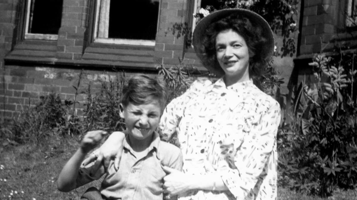 John Lennon revive dor da perda da mãe em relato emocionante sobre Julia John Lennon e Julia Lennon (Foto: Icon and Image)