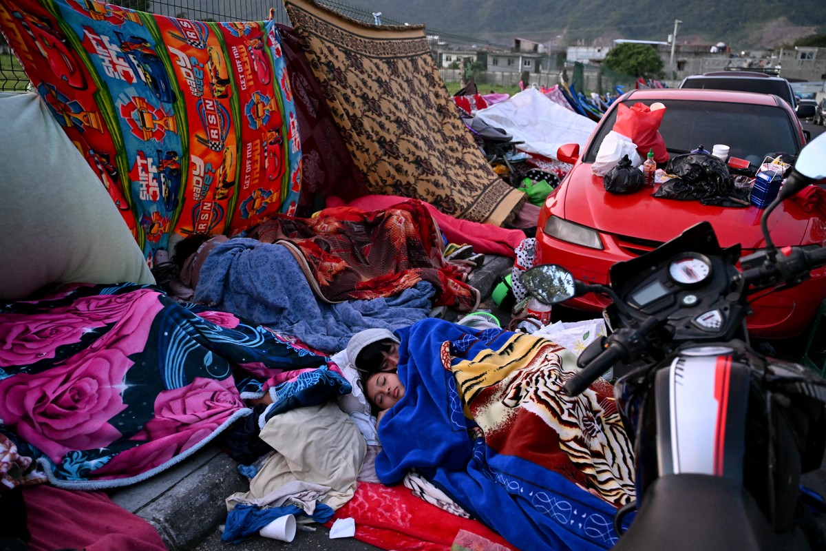 Guatemaltecos enfrentam noites nas ruas após terremotos que deixaram três mortos Terremoto na Guatemala: Com medo de desabamentos, população passa a noite acampada nas ruas do país (Foto: JOHAN ORDONEZ / AFP)
