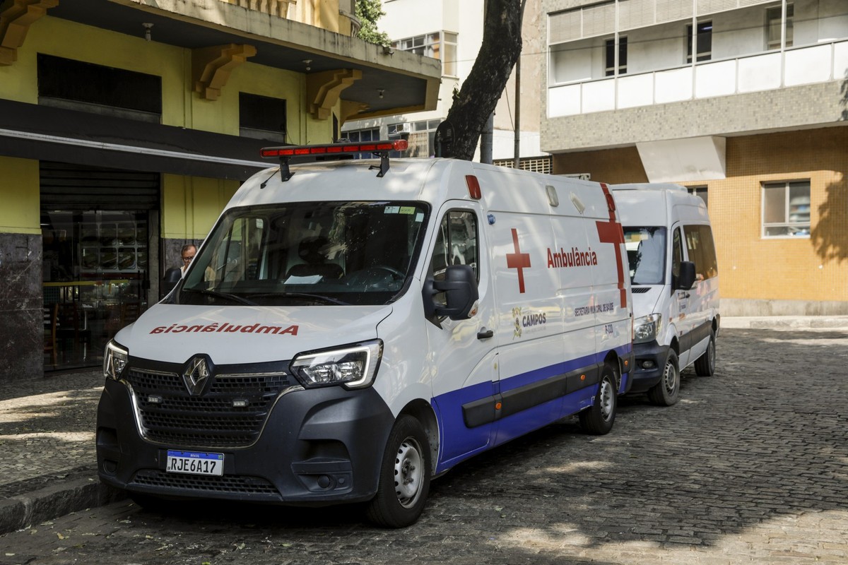 Ambulância próxima ao Inca, no Rio, unidade de referência do SUS para o tratamento de câncer (Foto: Gabriel de Paiva)