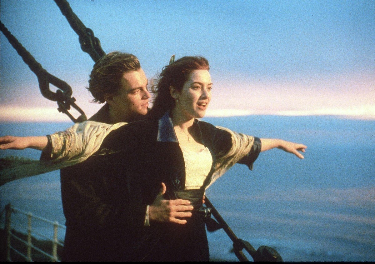Corte de cabelo de DiCaprio em Titanic inspira repressão cultural no Afeganistão Jack (Leonardo DiCaprio) e Rose (Kate Winslet) em cena icônica de 'Titanic' (Foto: Reprodução)