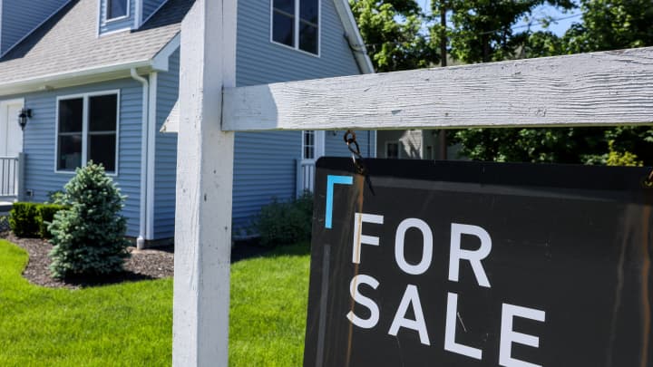 Compradores de imóveis reagem após queda das taxas de juros para o menor nível em três meses Uma placa de venda pendurada em frente a uma casa em Patchogue, Nova York, em 1º de junho de 2024. (Foto: Steve Pfost | Newsday | Getty Images)