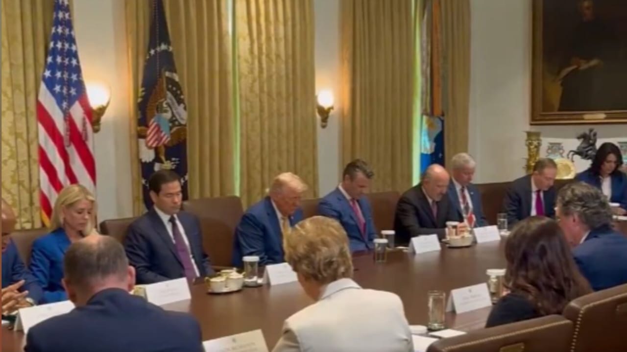 Trump e equipe oram por vítimas da enchente devastadora no Texas O presidente americano e sua equipe intercederam pela situação no Texas. (Foto: Reprodução/X/Karoline Leavitt)