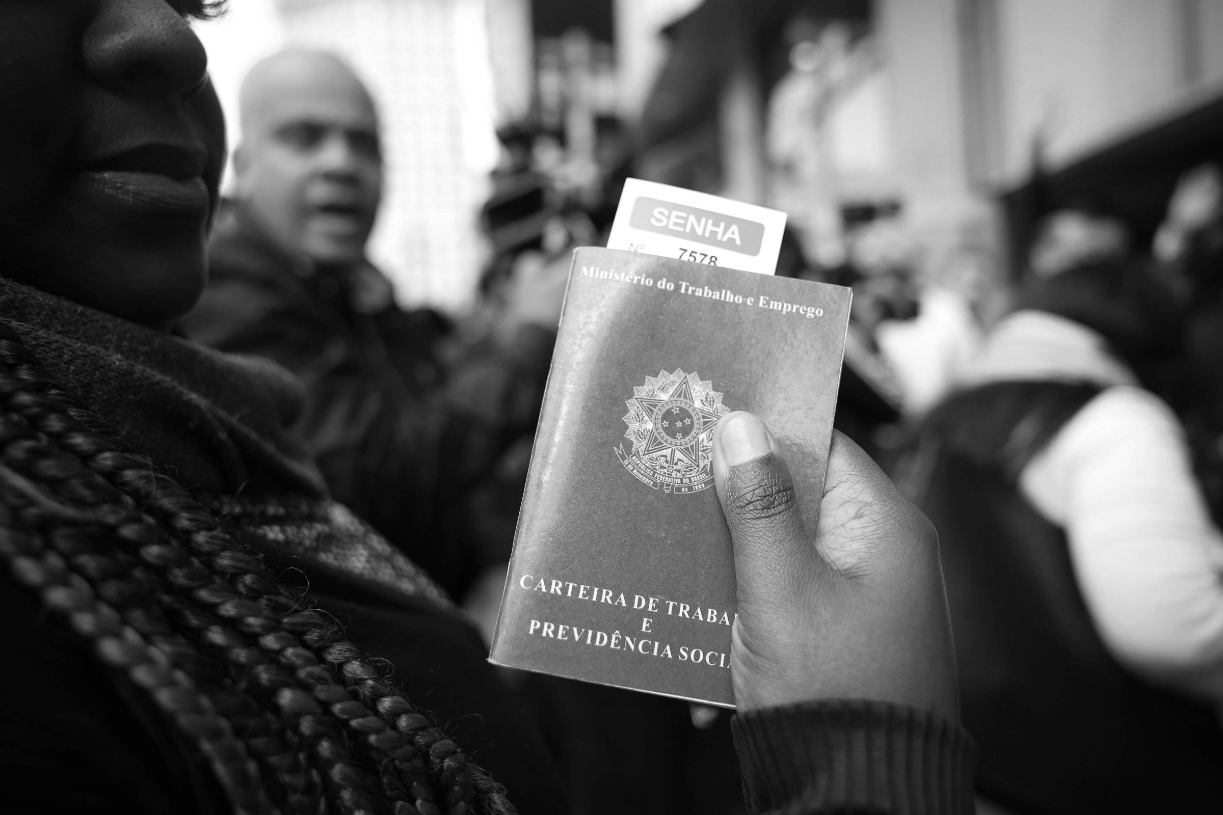 CLT registra queda significativa e gera preocupações no mercado de trabalho Mulher segura carteira de trabalho em fila de mutirão para emprego, em São Paulo (SP) (Foto: Zanone Fraissat - 1.ago.23/Folhapress)