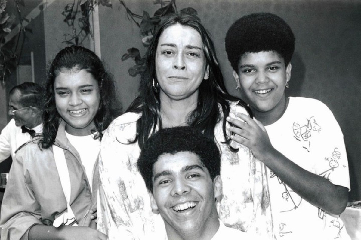 Sandra Gadelha se destaca como mãe de Preta Gil e figura influente na mídia Em foto publicada no livro 'Preta Gil: Os primeiros 50', ela aparece com a mãe, Sandra Gadelha, a irmã, Maria, e o irmão, Pedro, que morreu em 1990 (Foto: Arquivo pessoal)