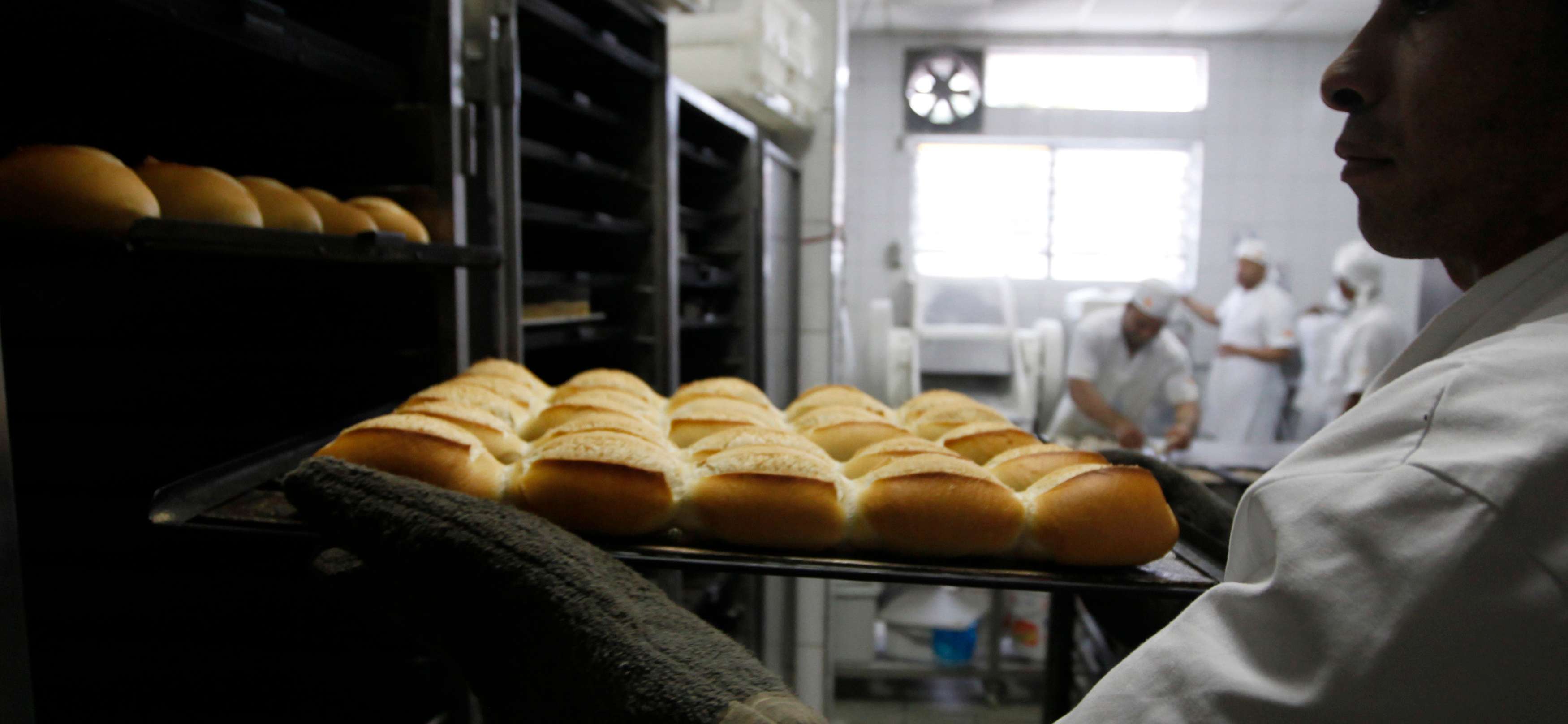 PMI de serviços do Brasil recua para 49,3 pontos em junho com demanda fraca PMI de serviços do Brasil recua para 49,3 pontos em junho com demanda fraca