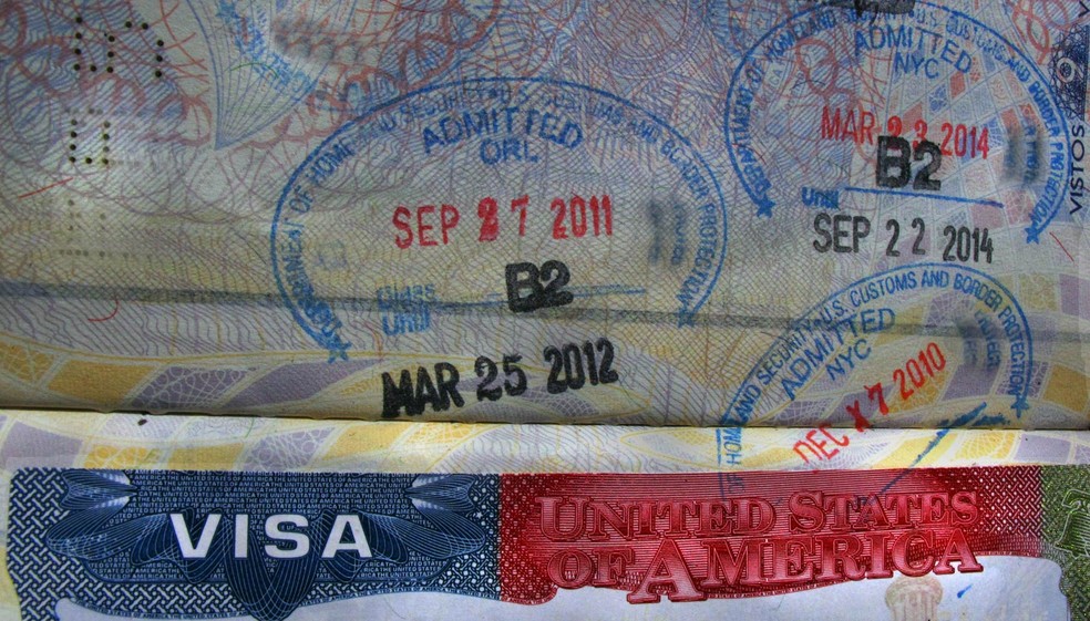 Visto americano e carimbos de entrada nos EUA em um passaporte brasileiro — Foto: Carlos Severo/Fotos Públicas