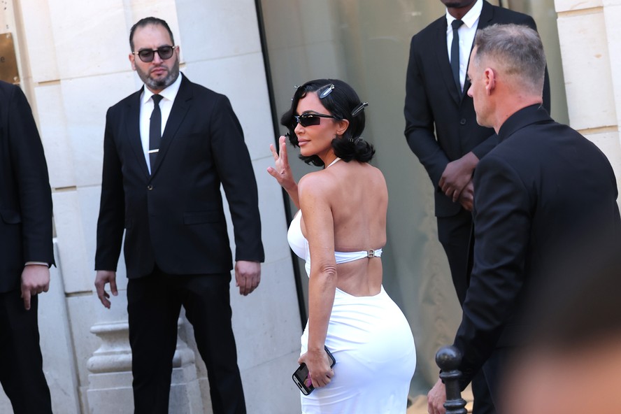 Famosos marcam presença no desfile da Balenciaga durante a semana de alta-costura Kim Kardashian (Foto: Getty Images)