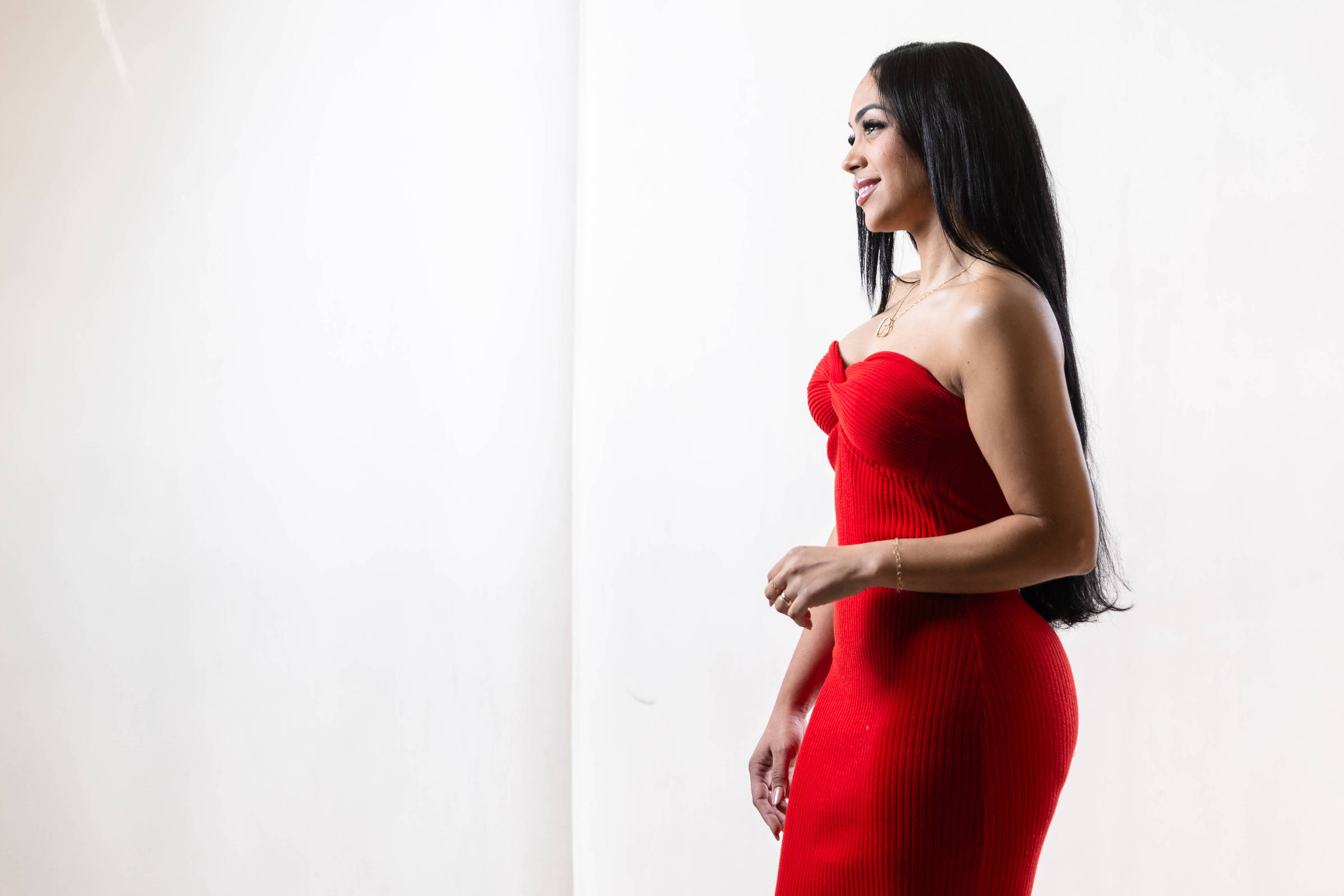 Mães buscam cirurgia plástica após gestação; conheça os riscos do 'mommy makeover' Isadora Barreto, 34, fez a cirurgia 'mommy makeover', um conjunto de procedimentos cirúrgicos estéticos combinados, projetados para restaurar a forma e a aparência do corpo feminino após o parto (Foto: Rafaela Araújo/Folhapress)