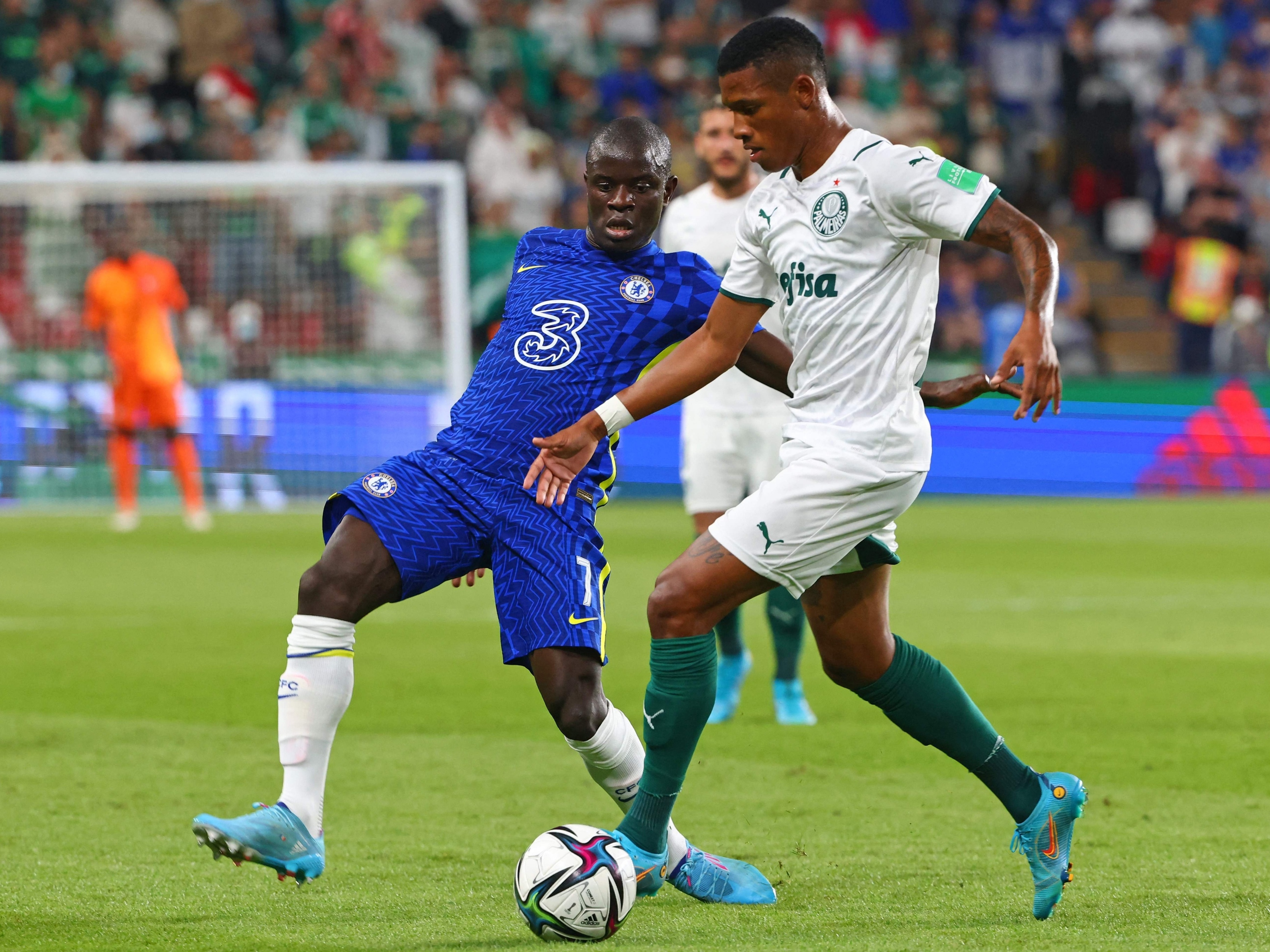 Palmeiras aprende lições valiosas com Chelsea, Flamengo e Benfica Danilo e Kanté no duelo Palmeiras x Chelsea (Foto: Giuseppe CACACE/AFP)