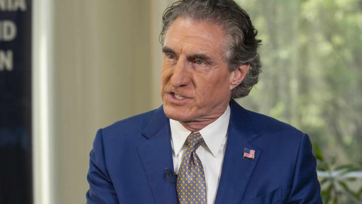 Trump impõe novas regras para licenciamento e afeta setor de energias renováveis Doug Burgum, Secretário do Interior dos EUA, fala durante a Cúpula de Energia e Inovação da Pensilvânia 2025 na Universidade Carnegie Mellon em Pittsburgh no dia 15 de julho de 2025 (Foto: David A. Grogan | CNBC)