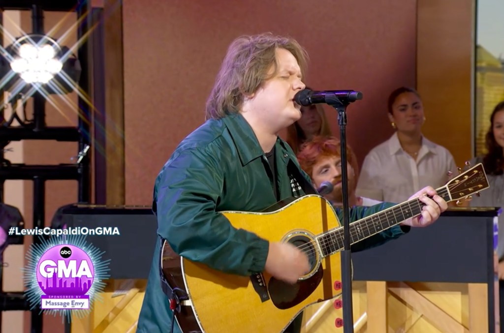 Lewis Capaldi fala sobre retorno aos palcos e novo EP em programa matinal Lewis Capaldi se apresentou com 'Survive' e 'Someone You Loved' e falou sobre seu próximo EP e álbum no 'Good Morning America' na segunda-feira (7 de julho). (Foto: Reprodução)