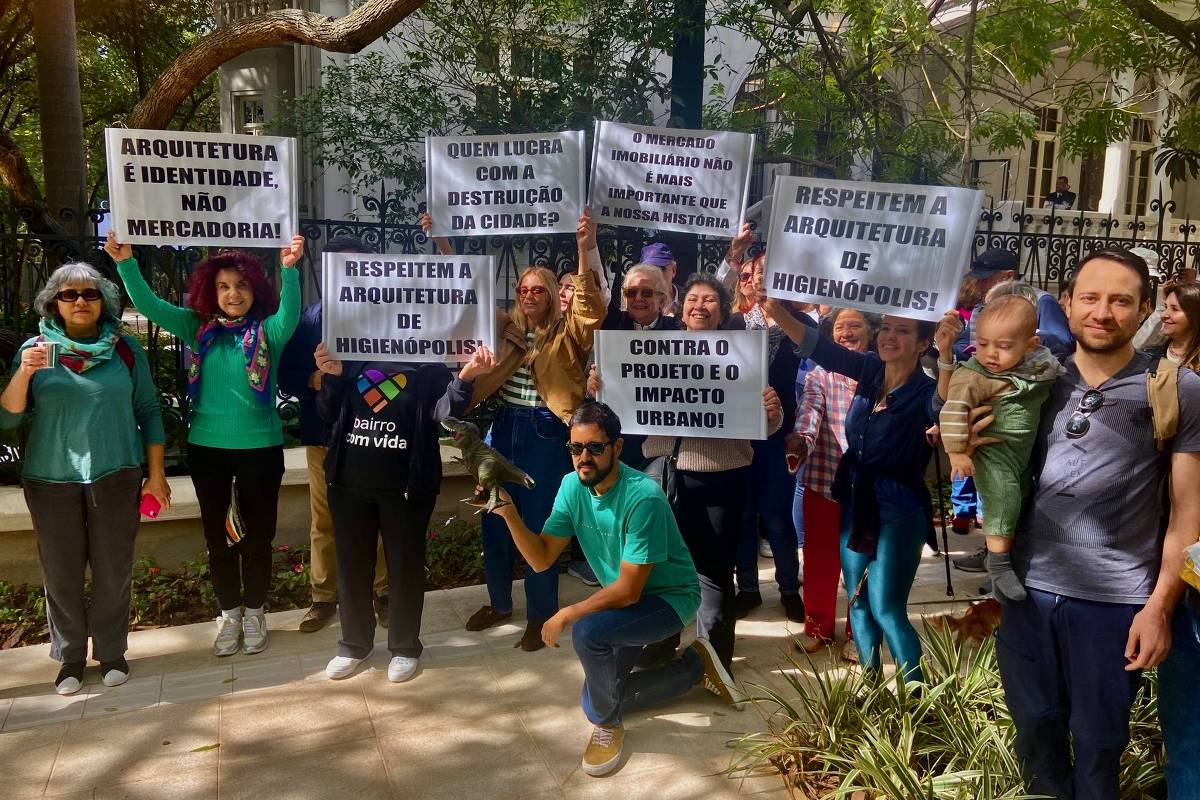 Moradores de Higienópolis protestam de forma leve contra novos empreendimentos imobiliários Manifestação na esquina das ruas Piauí e Itacolomi teve café da manhã e reuniu 50 pessoas (Foto: Vicente Vilardaga)
