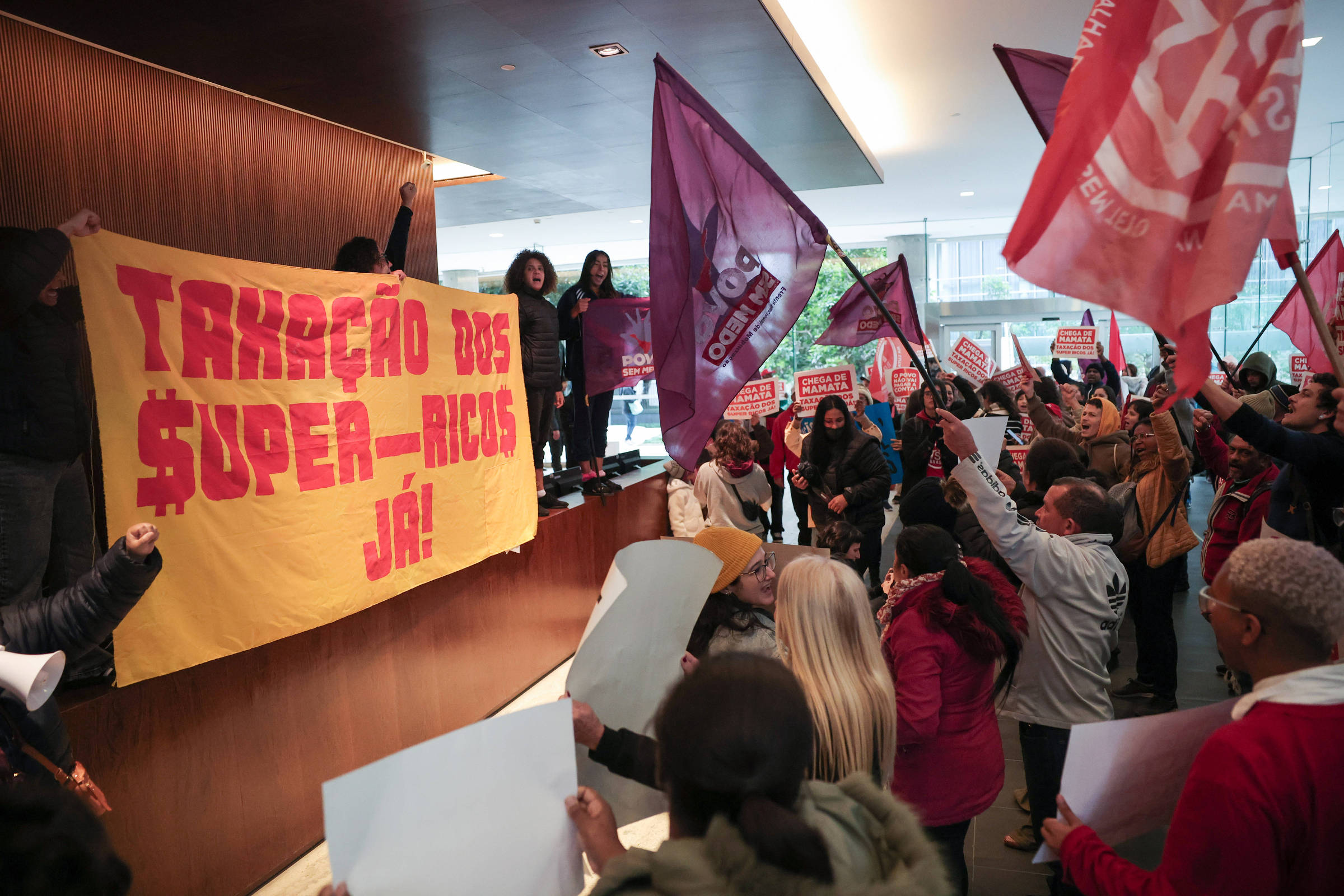 Grupo ligado a Boulos realiza protesto no Itaú e gera desconforto no governo Frente Povo Sem Medo ocupa prédio do Itaú BBA na avenida Faria Lima, em São Paulo, em protesto pela taxação dos super-ricos (Foto: Danilo Verpa/Folhapress)