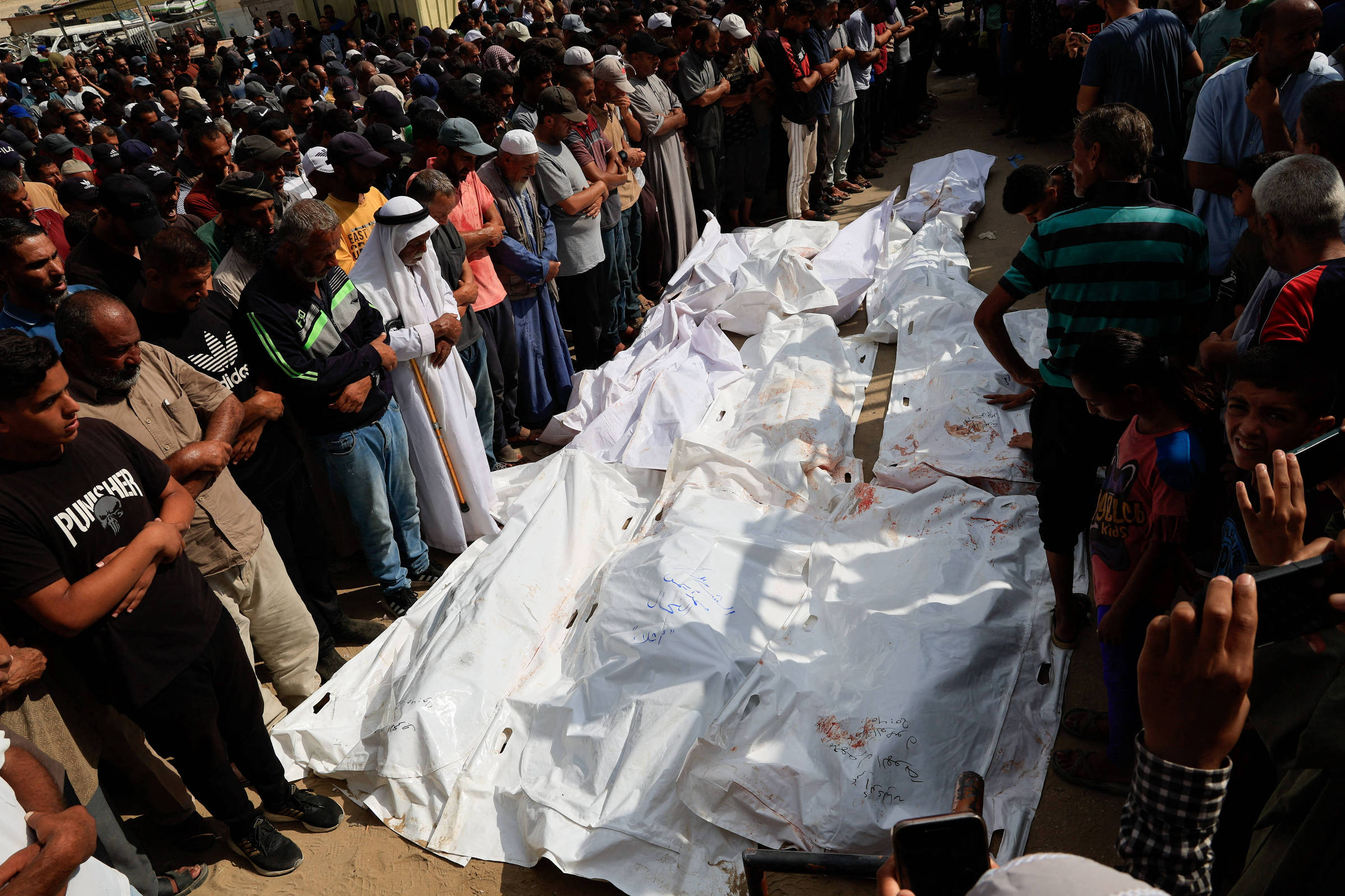 ONU registra 613 mortes em ataques a pontos de ajuda humanitária em Gaza Enlutados rezam durante funeral de palestinos mortos durante em ataques israelenses a tenda de ajuda humanitária, no Hospital Nasser, em Khan Yunis (Foto: Hatem Khaled/4.jul.25/Reuters)